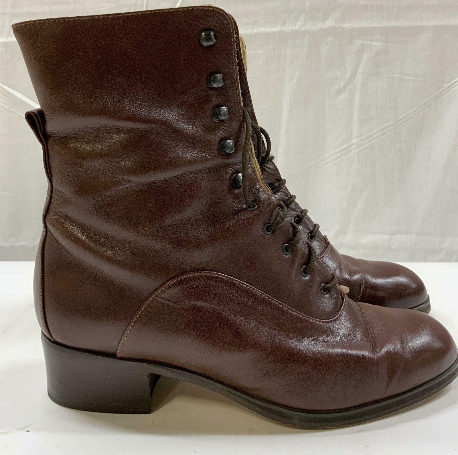 Andrew Stevens Collection VERO Leather Boots ITALY: Andrew Stevens Collection VERO Leather Boots ITALY Brown lace up leather boots. Reads VERO. Made in ITALY. Comes with original box. Signed & marked. Surface wear consistent to age, use & exposure. Siz