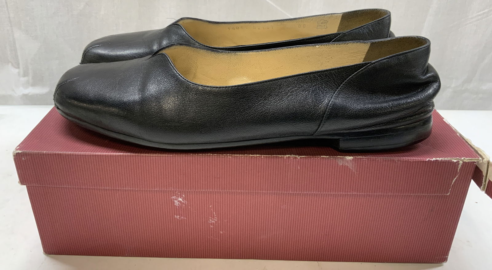 Bruno Magli Black Leather Flats W Box ITALY: Bruno Magli Black Leather Flats W Box ITALY Black leather flats, they come with a maroon Bruno Magli box. SIZE 8. MADE IN ITALY. Signed & marked. Surface wear consistent to age, use & exposure. Black