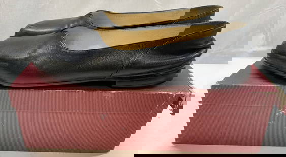 Bruno Magli Black Leather Flats W Box ITALY: Bruno Magli Black Leather Flats W Box ITALY Black leather flats, they come with a maroon Bruno Magli box. SIZE 8. MADE IN ITALY. Signed & marked. Surface wear consistent to age, use & exposure. Black