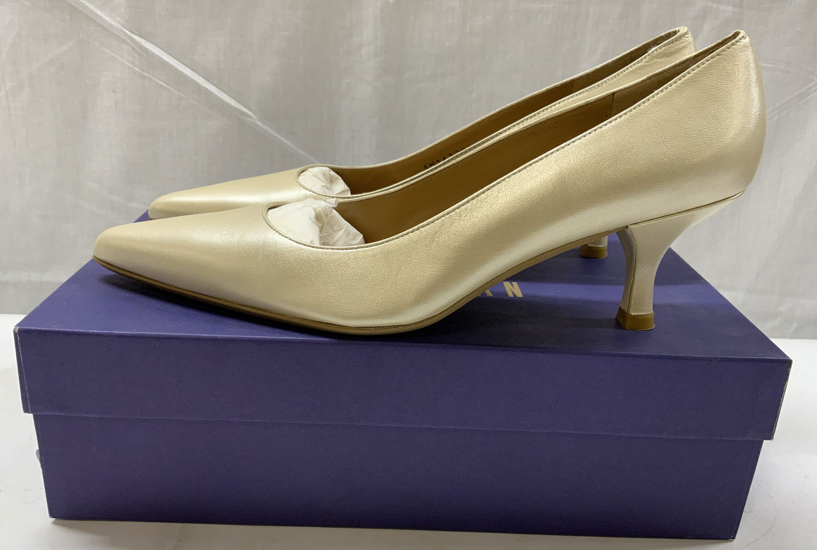 Stuart Weitzman Sand Pointed Toe Heels NIB: Stuart Weitzman Sand Pointed Toe Heels NIB Sand pointed toe heels, they are BRAND NEW IN BOX. SIZE 8. Signed & marked. Surface wear consistent to age, use & exposure. Womens fashion accessories, women