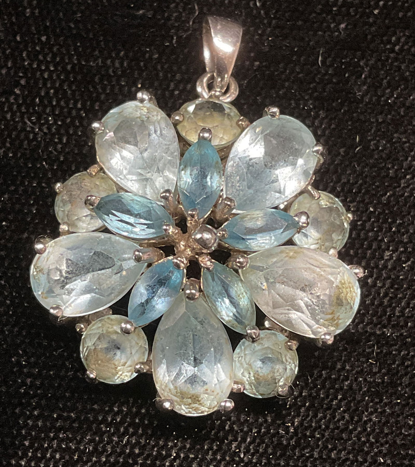Vtg Sterling Silver Topaz Flower Pendant: Vintage sterling silver flower pendant with topaz semiprecious stones. Marked sterling. Measures approx 7/8 inches wide. Total weight 7.1 grams. Some wear including scratching. Jewelry, estate jewelry