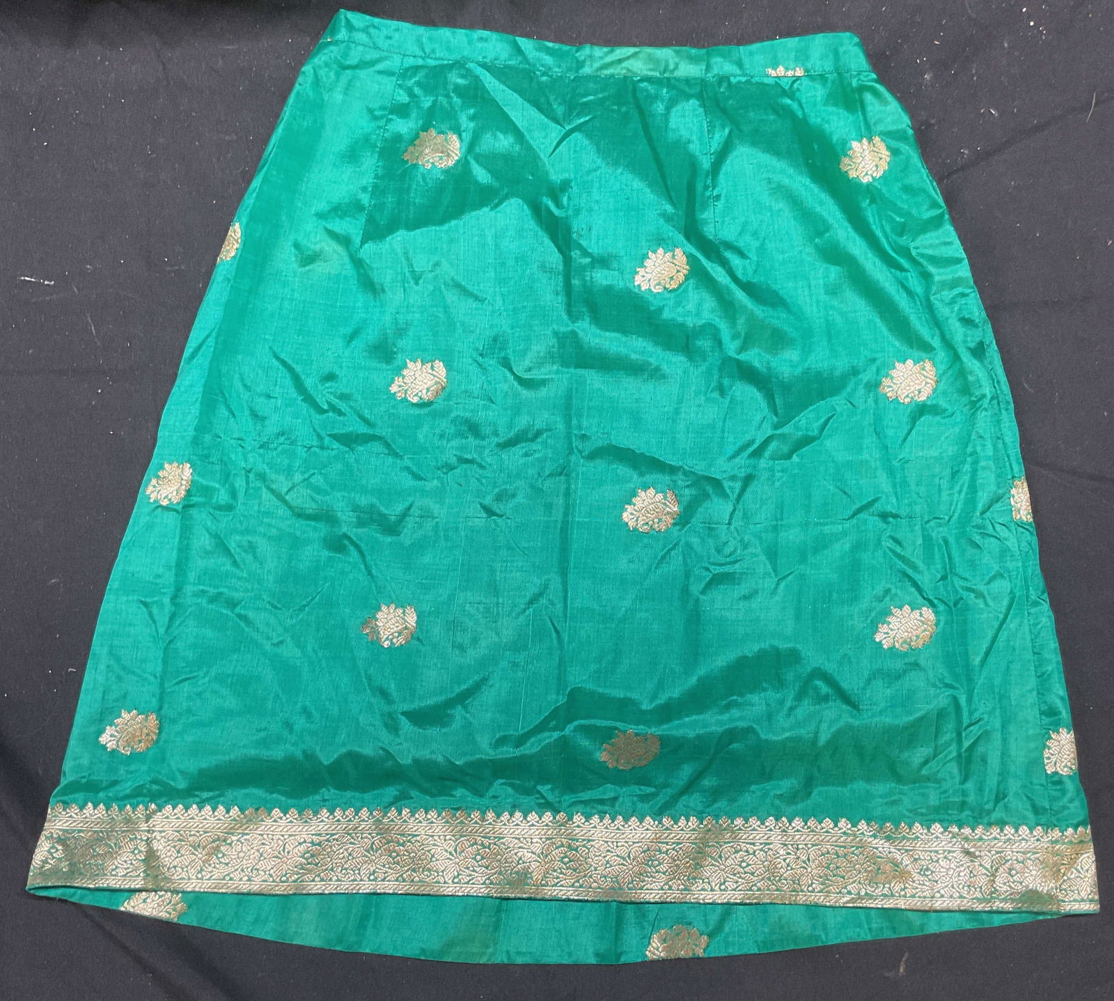 Van Raalte Green Silk Embroidered Slip Skirt USA: Vintage Van Raalte green silk slip skirt with metallic gold thread floral embroidery and trim. Size small. Made in USA. Some wear to material consistent with exposure. Silk skirt, silk slip skirt, gre