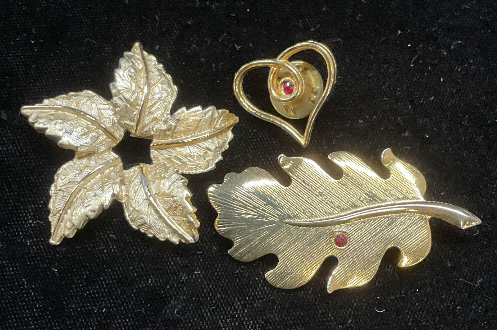 Lot 3 Gold Tone Flower, Leaf, Heart Brooches & Pin (1 of 7)