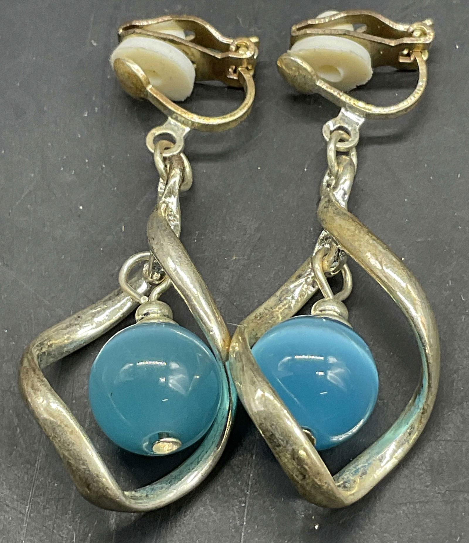 Vtg Blue Bead Drop Twist Dangle Clip On Earrings (1 of 6)