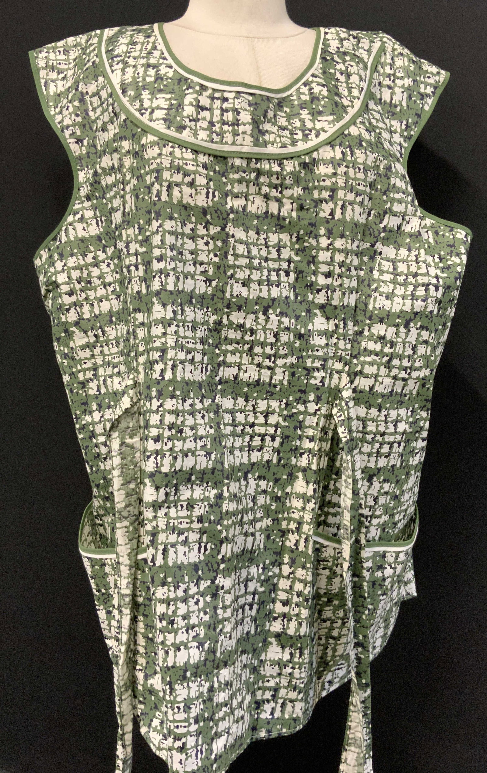 Vntg Green Abstract Pattern Apron W Pockets: Vntg Green Abstract Pattern Apron W Pockets Apron featuring a green & white abstract pattern. Apron has two pockets on the front & ties. Surface wear consistent to age, use & exposure. Measurements: l