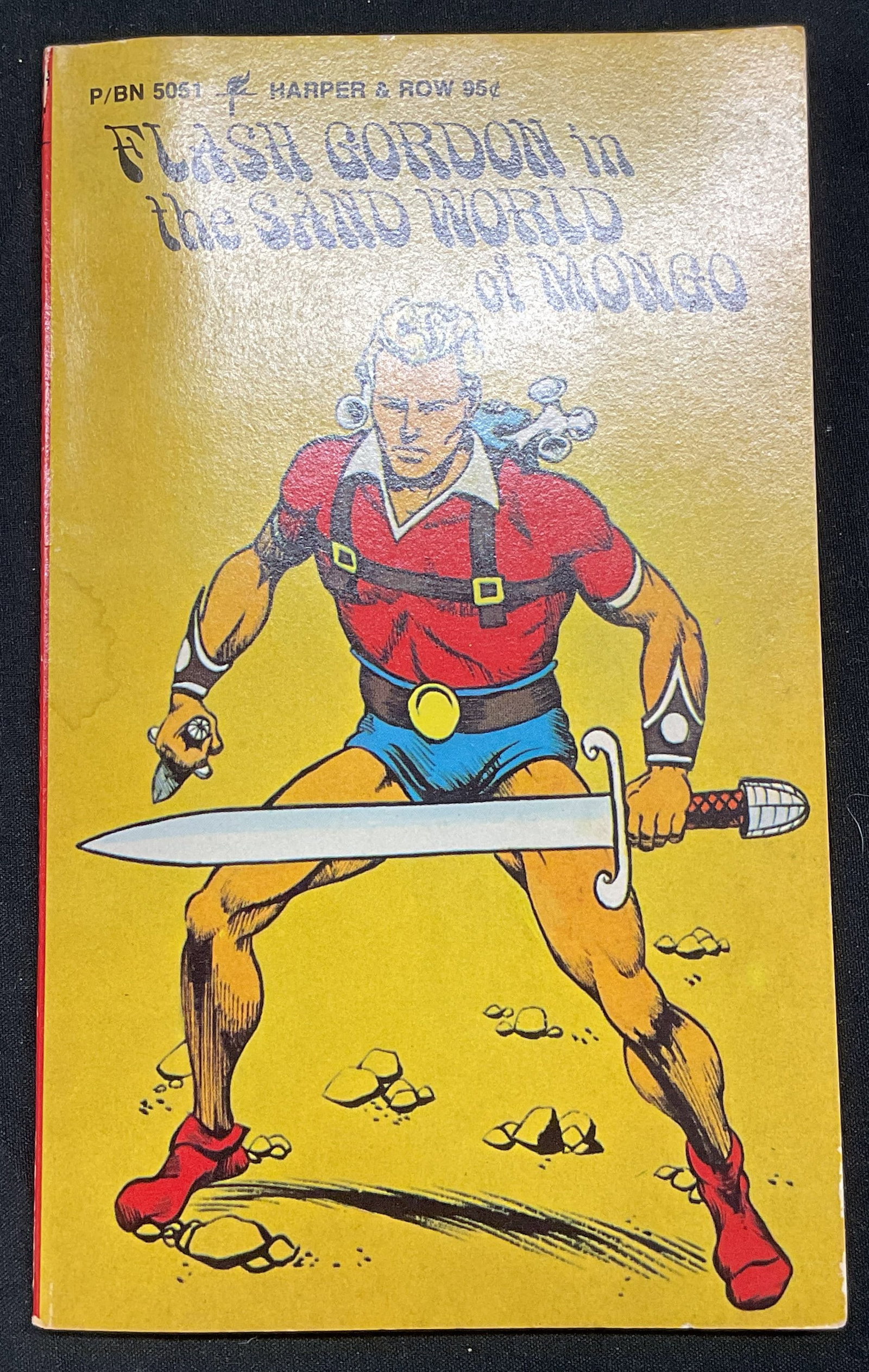 Flash Gordon Sand World of Mongo 1976 Illustr: Vintage softcover illustrated Flash Gordon in the Sand World of Mongo by Horace J Elias. Published by Harper and Row, 1976. First Barnes & Noble edition. Measures approx 6.75 x 4 inches. Some wear con
