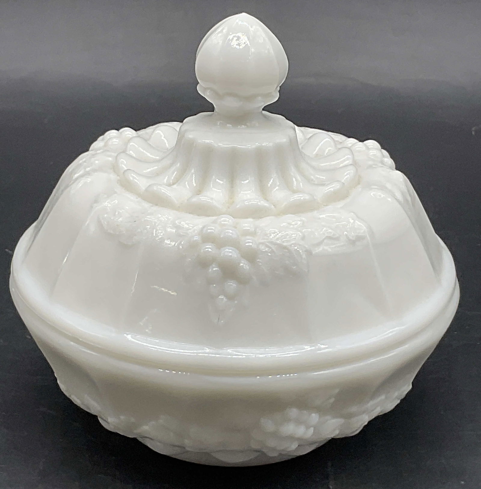 WESTMORELAND Vintage Milk Glass Trinket Box, Lid (1 of 7)