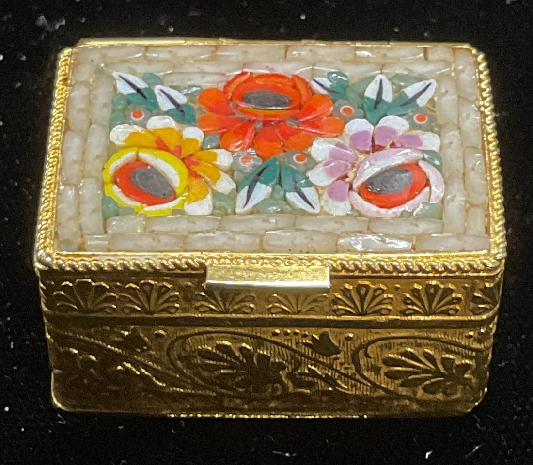 Vtg Gold Tn Glass Micromosaic Flower Pill Box (1 of 6)