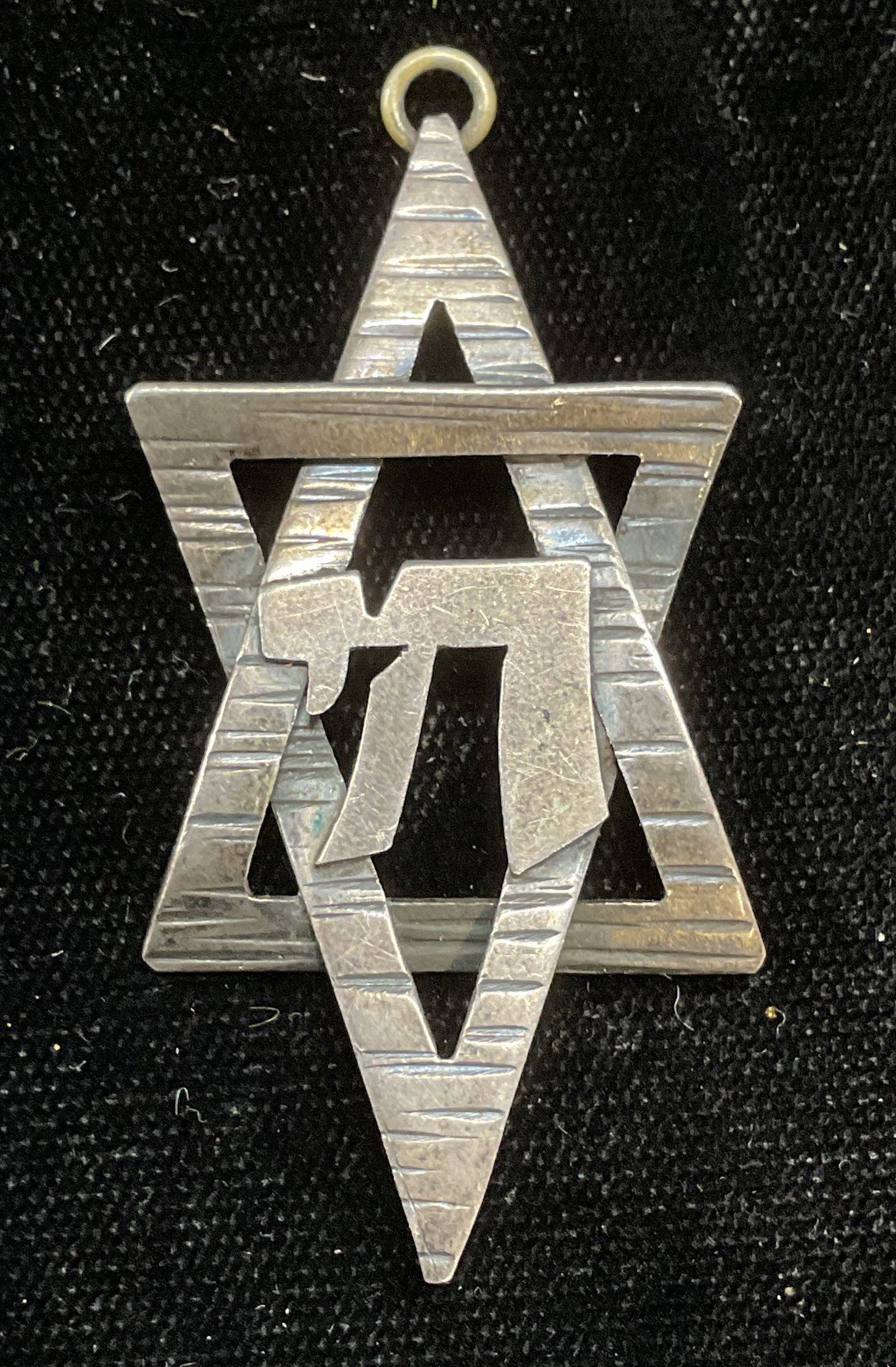 Vtg Sterling Silver Judaica Star of David Pendant: Vintage Judaica pendant. Marked sterling. Star of David with Hebrew character. Measures approx 2 x 1 inches. Total weight .17 ozt. Some wear including scratching observed. Inventory from Manhattan Jew