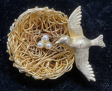 Vintage Jeanne Gold Tone Bird Nest Brooch: Vintage Jeanne gold tone bird and nest motif brooch. Gold tone wire and faux pearl. Signed. Measures approx 1.5 x 1.25 inches. Some wear including scratching observed. Inventory from Manhattan Jewelry