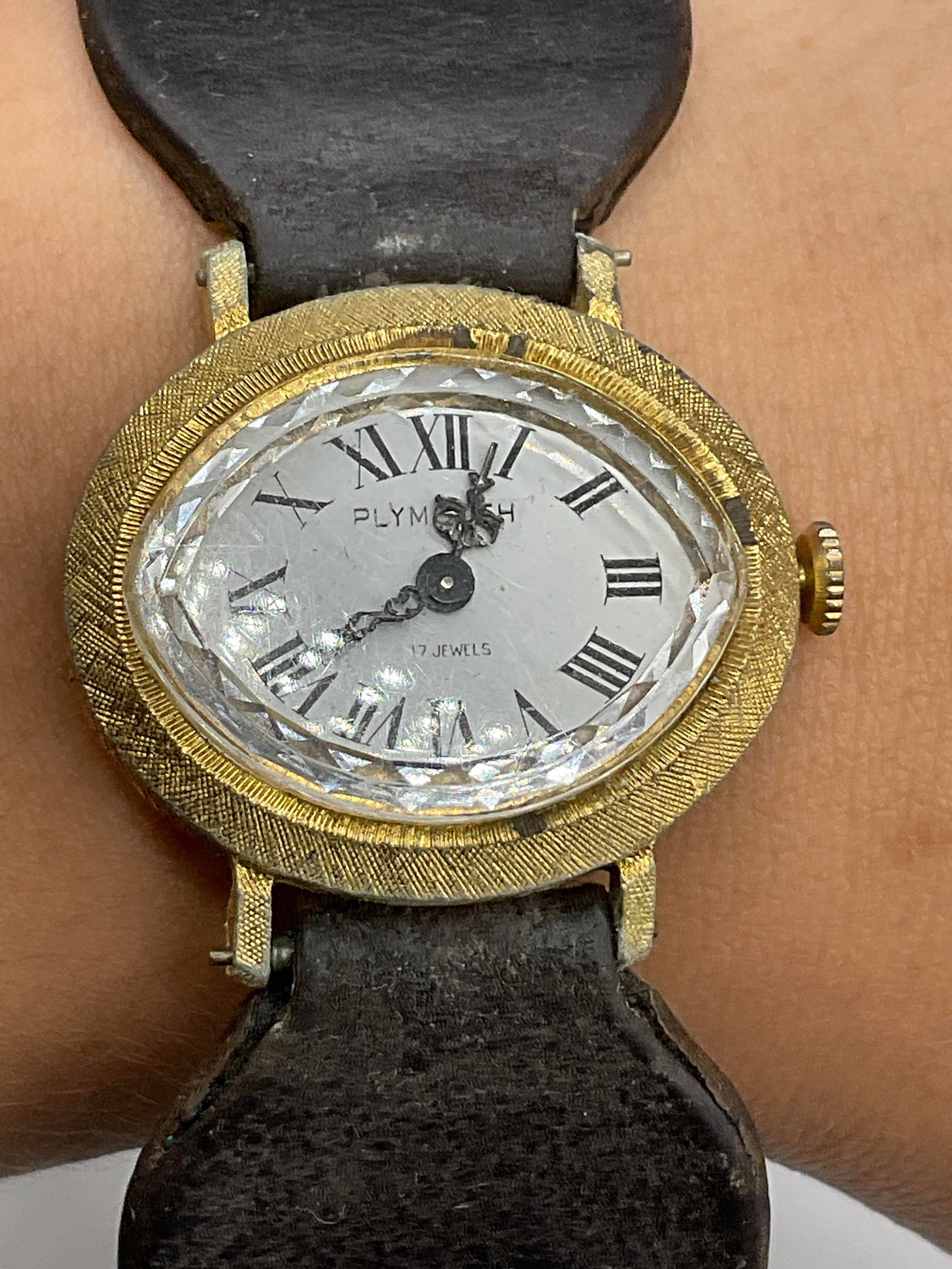 PLYMOUTH 17 JEWELS Vintage Wristwatch: PLYMOUTH 17 JEWELS Vintage Wristwatch. Black hued leather band. Gold tone metal hardware to the watch. Obverse reads PLYMOUTH 17 JEWELS. Watch length measured end to end approx. 7.75 inches. Not teste
