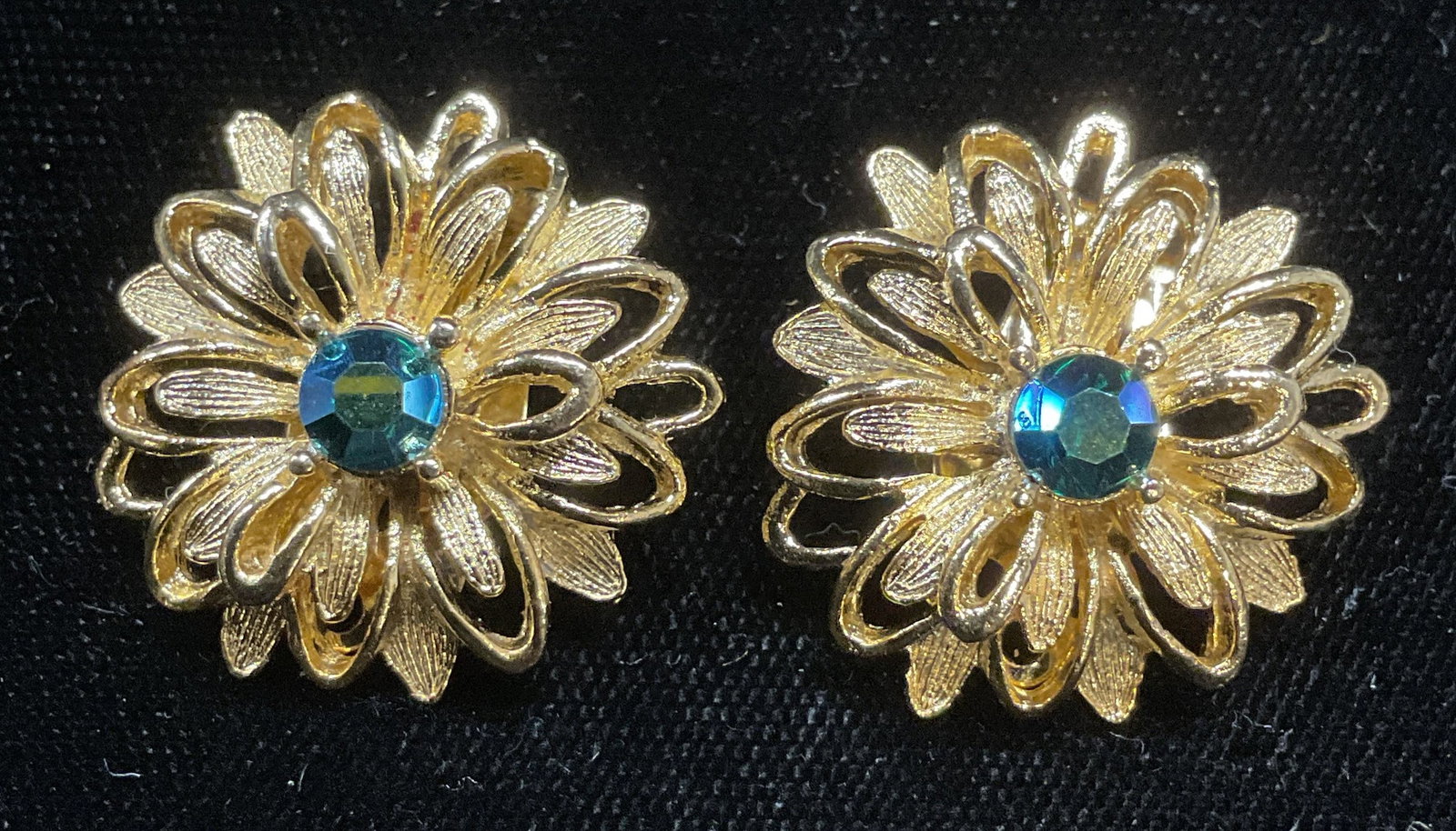 Vintage Lisner Gold Tn Crystal Flower Earrings: Vintage Lisner gold tone flower motif earrings with blue crystal. Signed. Measure approx 1 inches wide. Some wear including scratching observed. Inventory from Manhattan jewelry store circa 1950s-1960