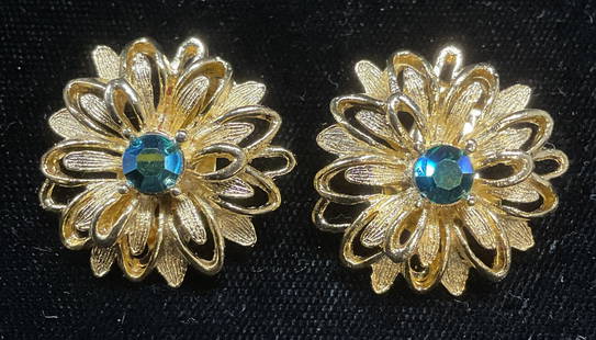 Vintage Lisner Gold Tn Crystal Flower Earrings: Vintage Lisner gold tone flower motif earrings with blue crystal. Signed. Measure approx 1 inches wide. Some wear including scratching observed. Inventory from Manhattan jewelry store circa 1950s-1960