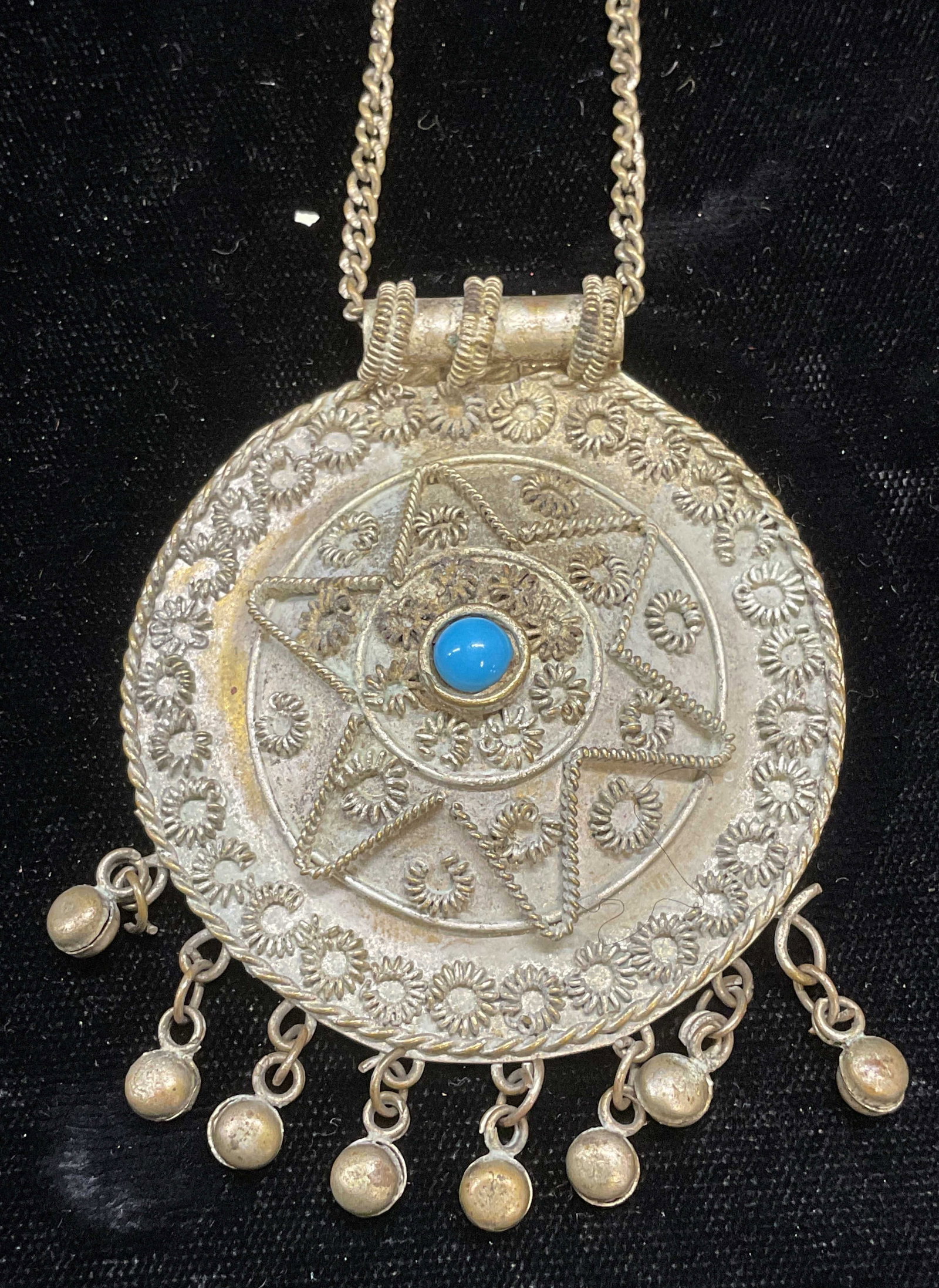 Vtg Silver Tone Filigree Pendant Necklace: Vintage silver tone pendant necklace. Filigree decorated pendant with faux turquoise. Drop length approx 12 inches. Pendant approx 2 inches wide. Some wear including scratching observed. Jewelry, esta