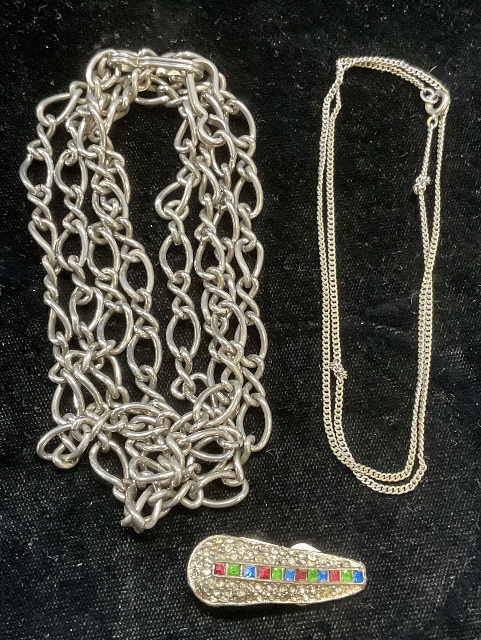 Lot 3 Silver Tn Necklaces & Crystal Sweater Clip (1 of 6)