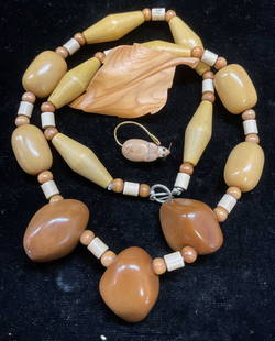 Lot 3 Wood Necklace, Leaf & Mouse Brooches: Lot of 3 wood jewelry pieces. Beaded necklace, carved leaf brooch, and carved mouse brooch. Necklace drop length approx 12 inches. Some wear including scratching observed. Jewelry, estate jewelry, cos
