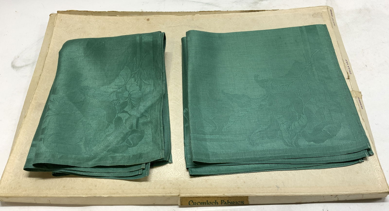 4 Cromlech Fabrics Green Embroidered Napkins W Box: 4 Cromlech Fabrics Green Embroidered Napkins W Box 2 Hunter green embroidered floral napkins & 2 placemats. Lot comes with box. Signed & marked. Surface wear consistent to age, use & exposure. Measure