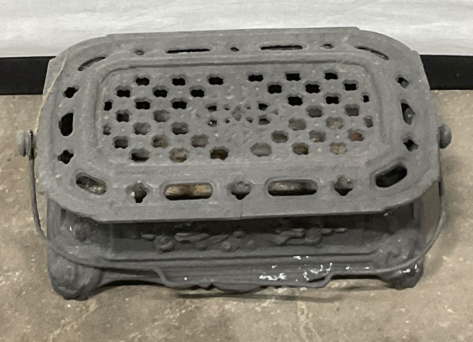 Vintage Hinged Lid Iron Foot Warmer W/ Handle (1 of 10)