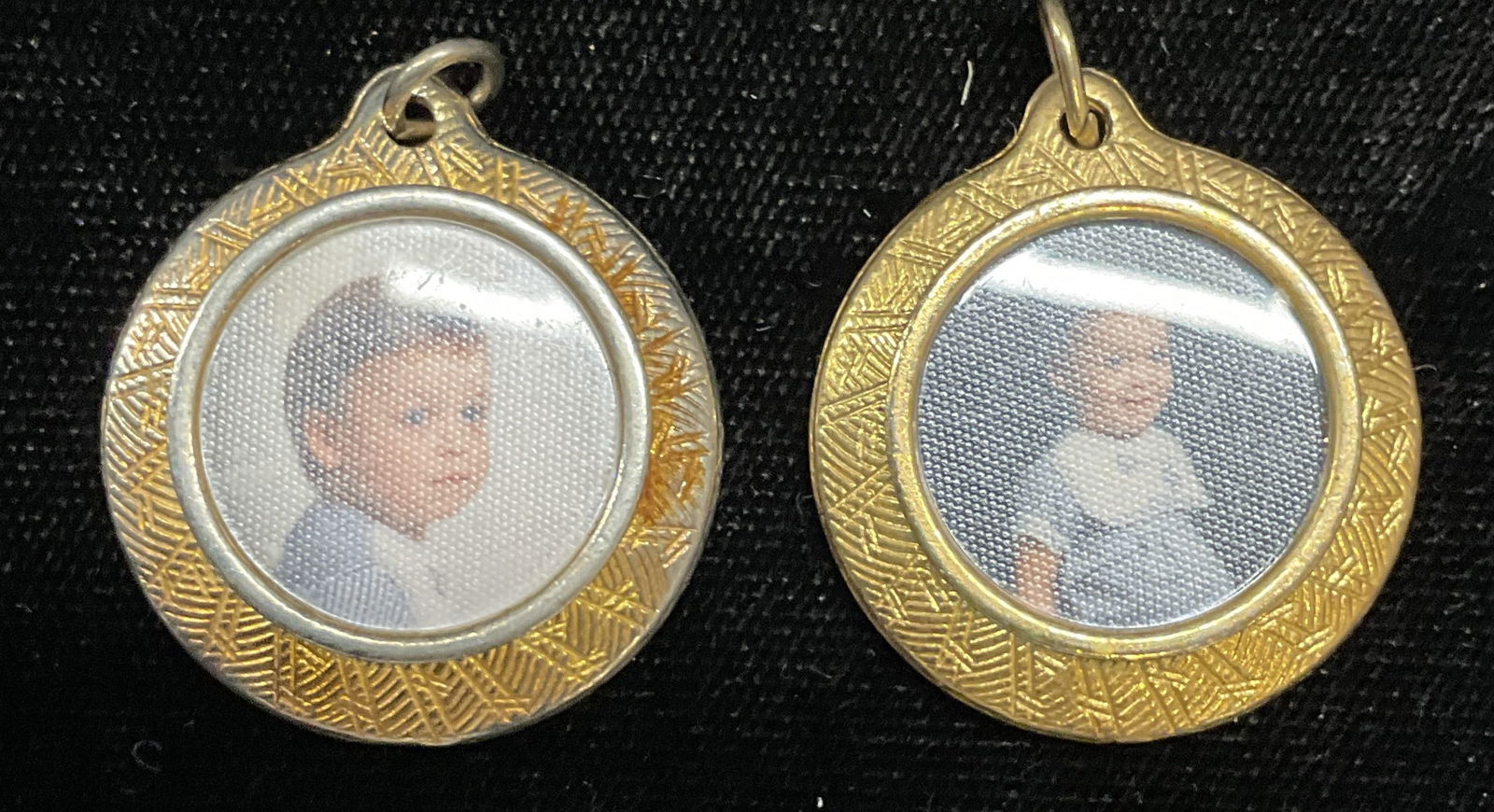 Lot 2 Vtg Gold Tn Picture Frame Pendants (1 of 6)