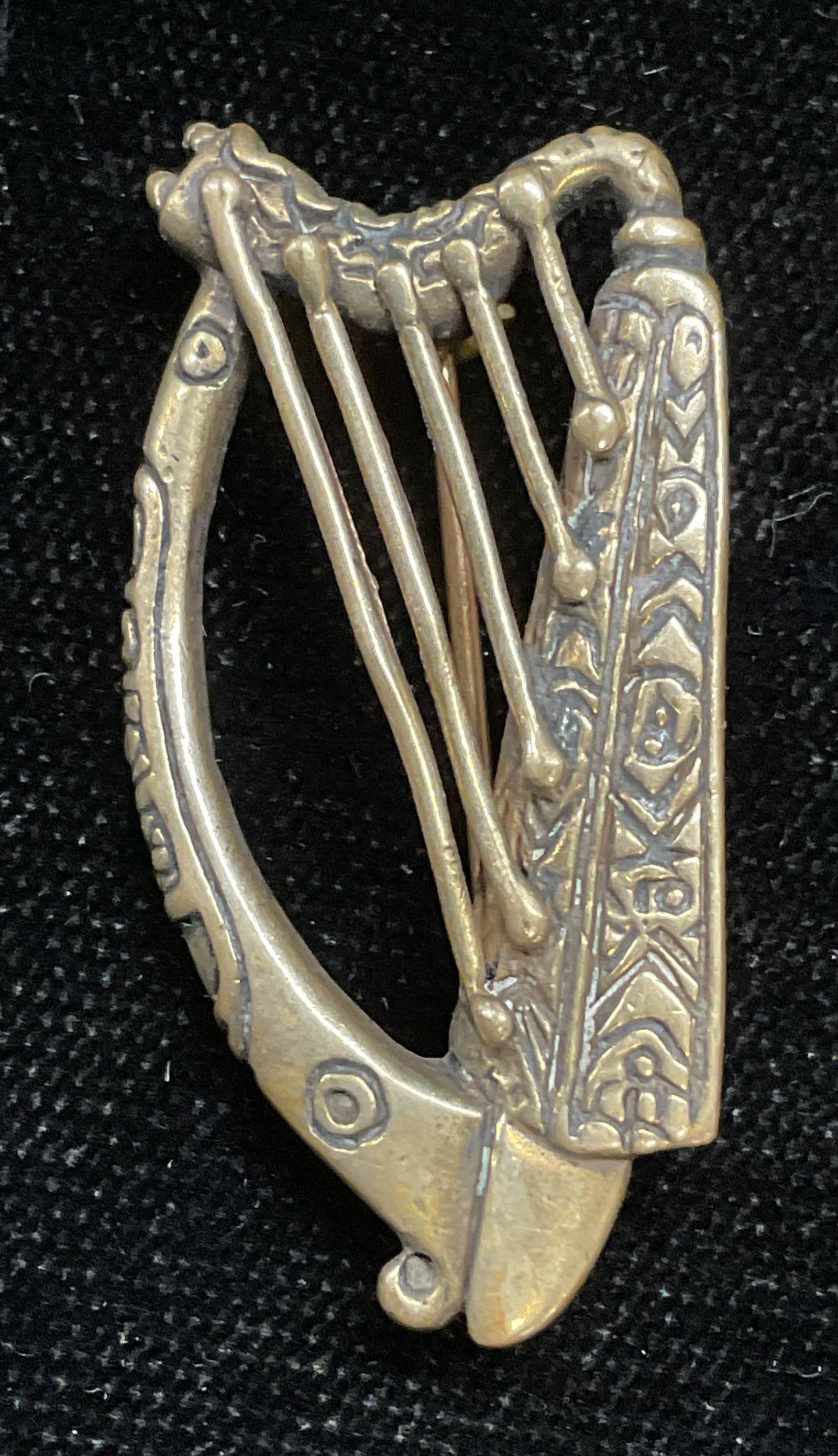 Vtg Gold Plated Sterling Silver Harp Brooch: Vintage gold plated sterling silver harp motif brooch. Marked sterling. Measures approx 1.5 x .75 inches. Total weight 5.4 grams. Some wear including scratching observed. Jewelry, estate jewelry, cost