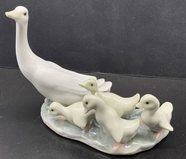 LLADRO Mother Duck W Ducklings Porc Figurine SPAIN: LLADRO Mother Duck W Ducklings Porc Figurine SPAIN Porcelain figurine depicting a mother goose followed by 4 ducklings. Underside is signed & marked by LLADRO. HAND-MADE. Surface wear consistent to ag