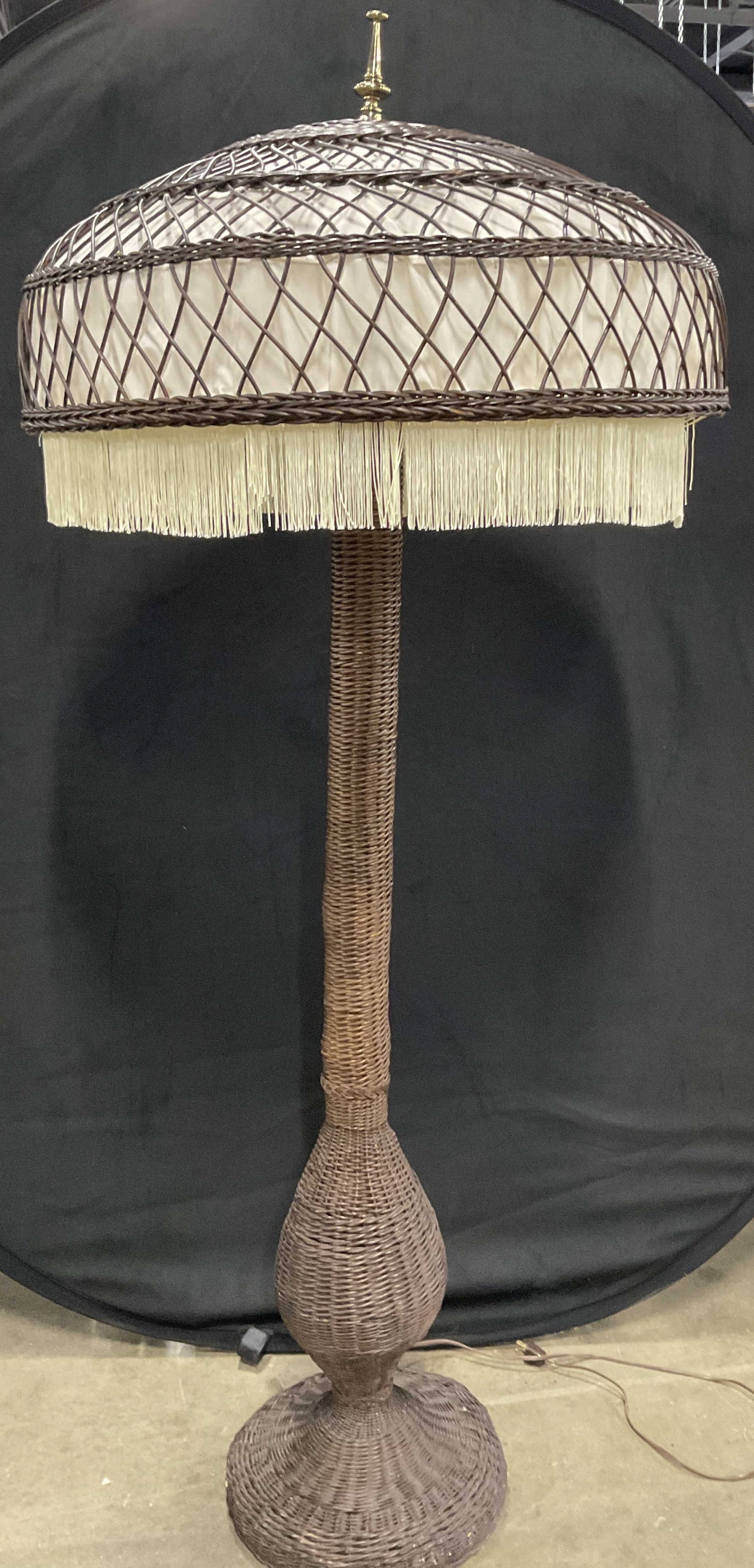 Vntg Woven Wicker Floor Lamp W/ Fringe Trim Shade (1 of 9)