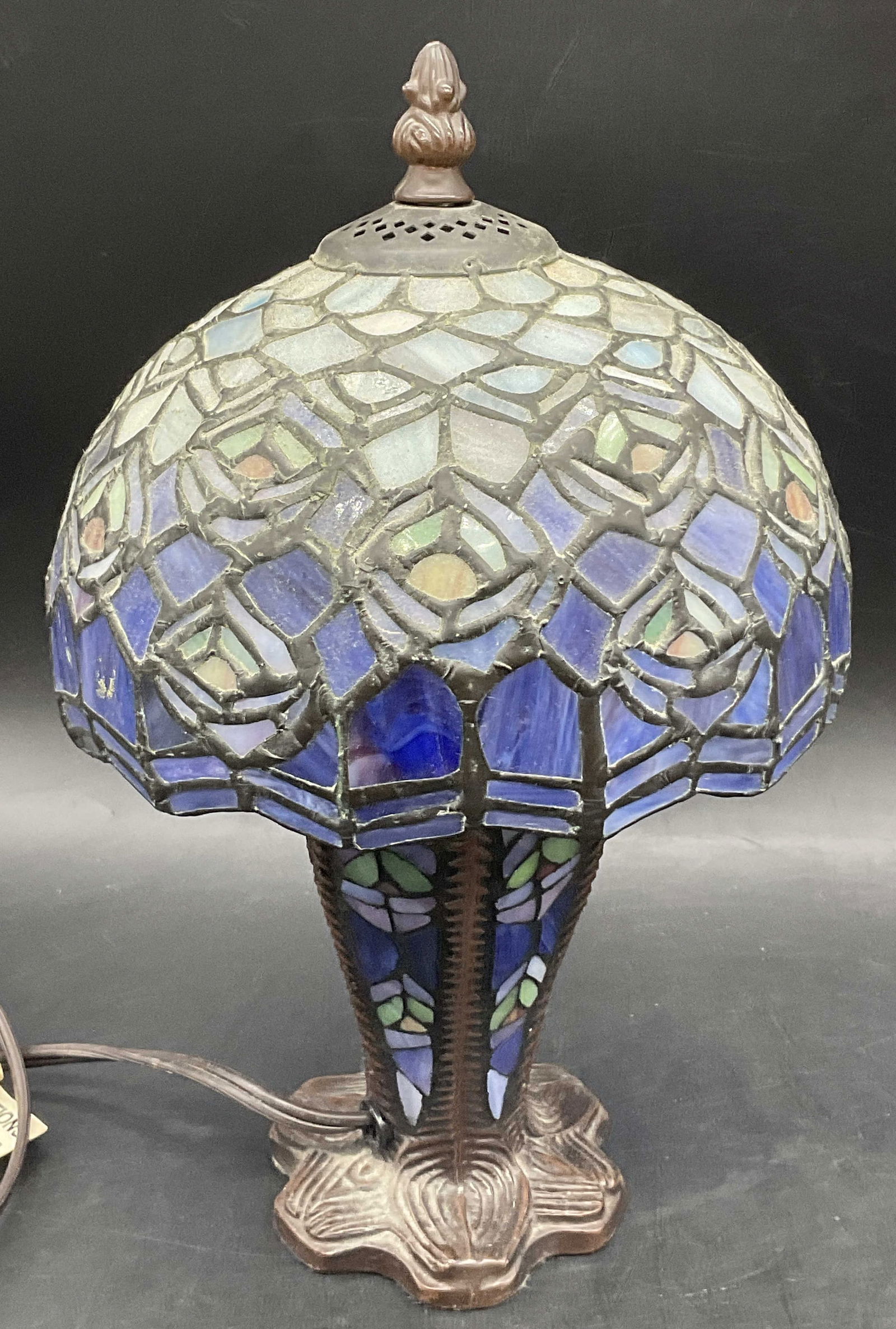 2003 Tiffany Style Stained Glass Tabletop Lamp (1 of 8)