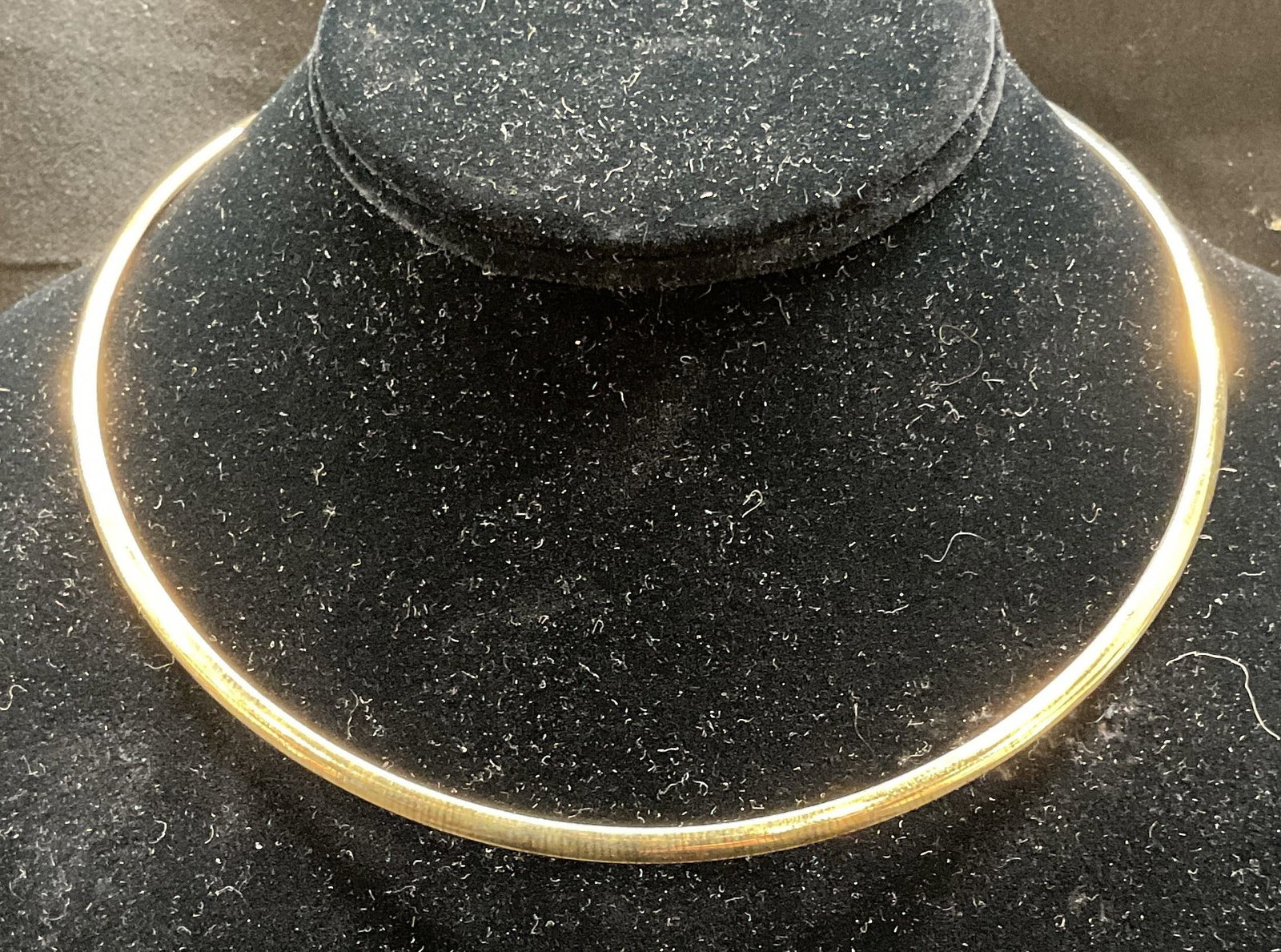 14k Gold Omega Chain Choker Necklace, Italy: 14k gold omega chain choker necklace. Marked 14k. Made in Italy. Drop length approx 5.5 inches. Total weight 10.0 dwt. Includes jewelry pouch. Some wear including scratching observed. Jewelry, estate 