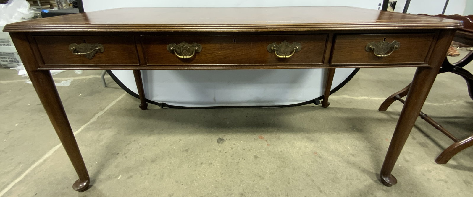 Antq Queen Anne Wood Lthr Top Desk W Drawers: Desk appears to be antique possibly vintage. Piece is brown toned carved wood. Desk has Queen Anne style feet. Piece has brown toned leather lined top with ornate gilt detail near edges. Desk has 3 dr