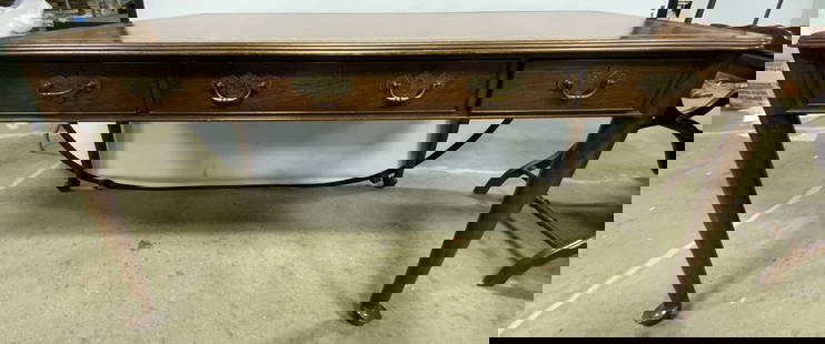 Antq Queen Anne Wood Lthr Top Desk W Drawers: Desk appears to be antique possibly vintage. Piece is brown toned carved wood. Desk has Queen Anne style feet. Piece has brown toned leather lined top with ornate gilt detail near edges. Desk has 3 dr