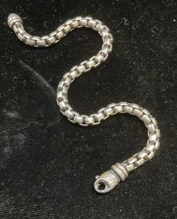 David Yurman Sterling Silver Box Chain Bracelet: David Yurman sterling silver box chain bracelet. Signed. Marked sterling. Measures approx 8 inches long. Total weight .86 ozt. Some wear including scratching observed. Jewelry, estate jewelry, fine je