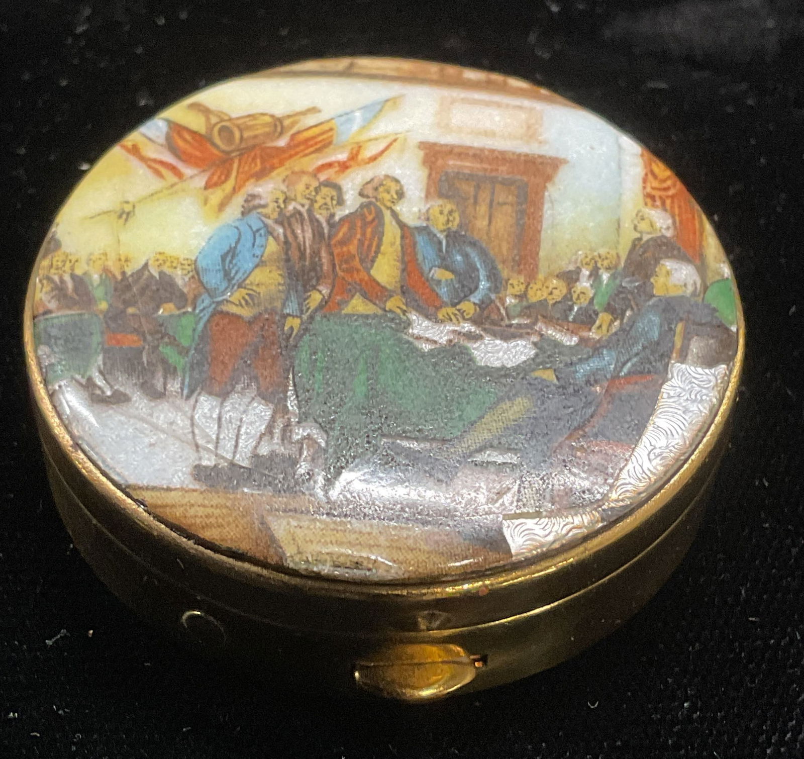 Vtg Schildkraut Gold Tone Enamel Pill Box (1 of 6)