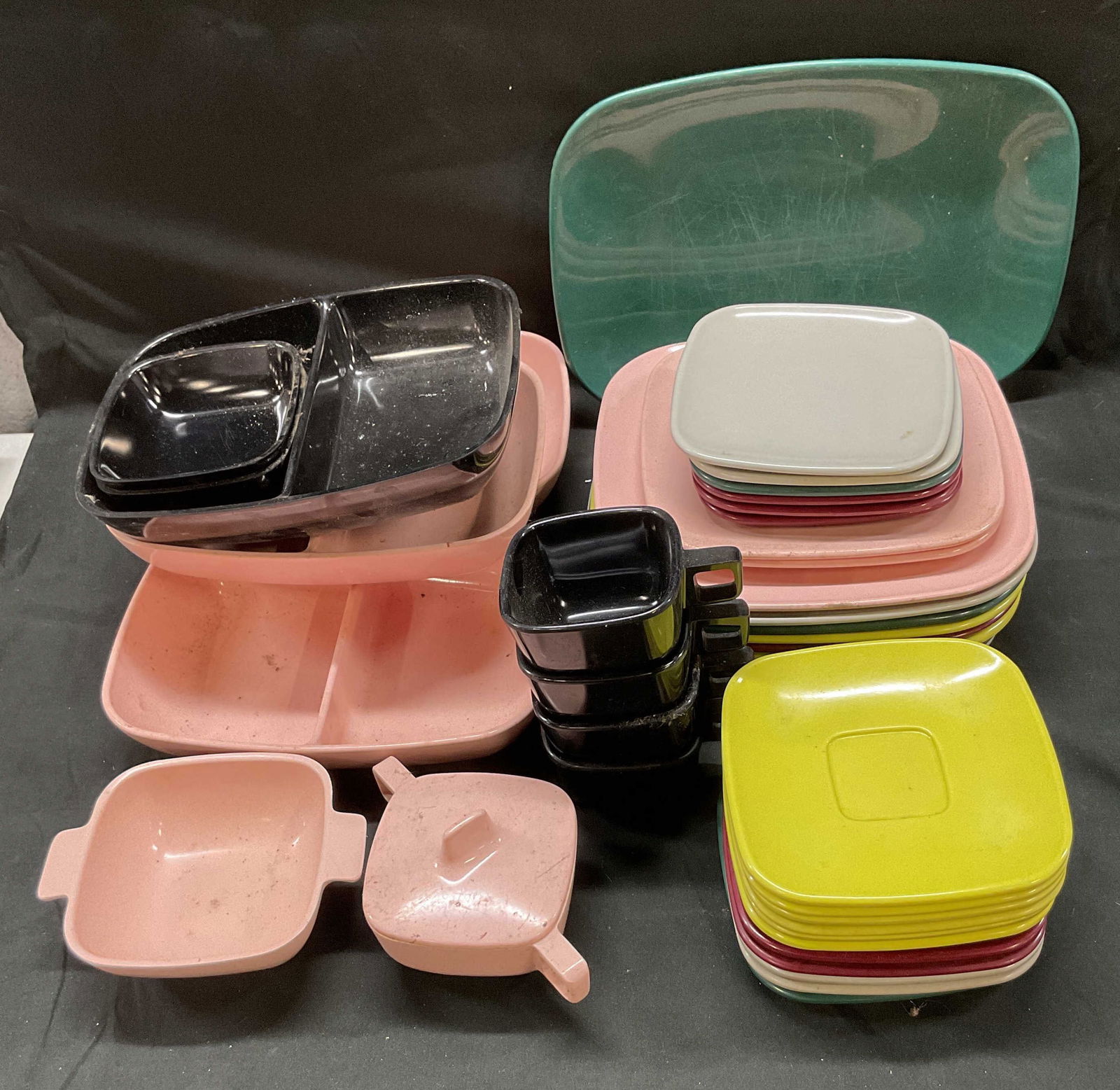 Set 42 MCM Arrowhead Melamine Tableware (1 of 9)