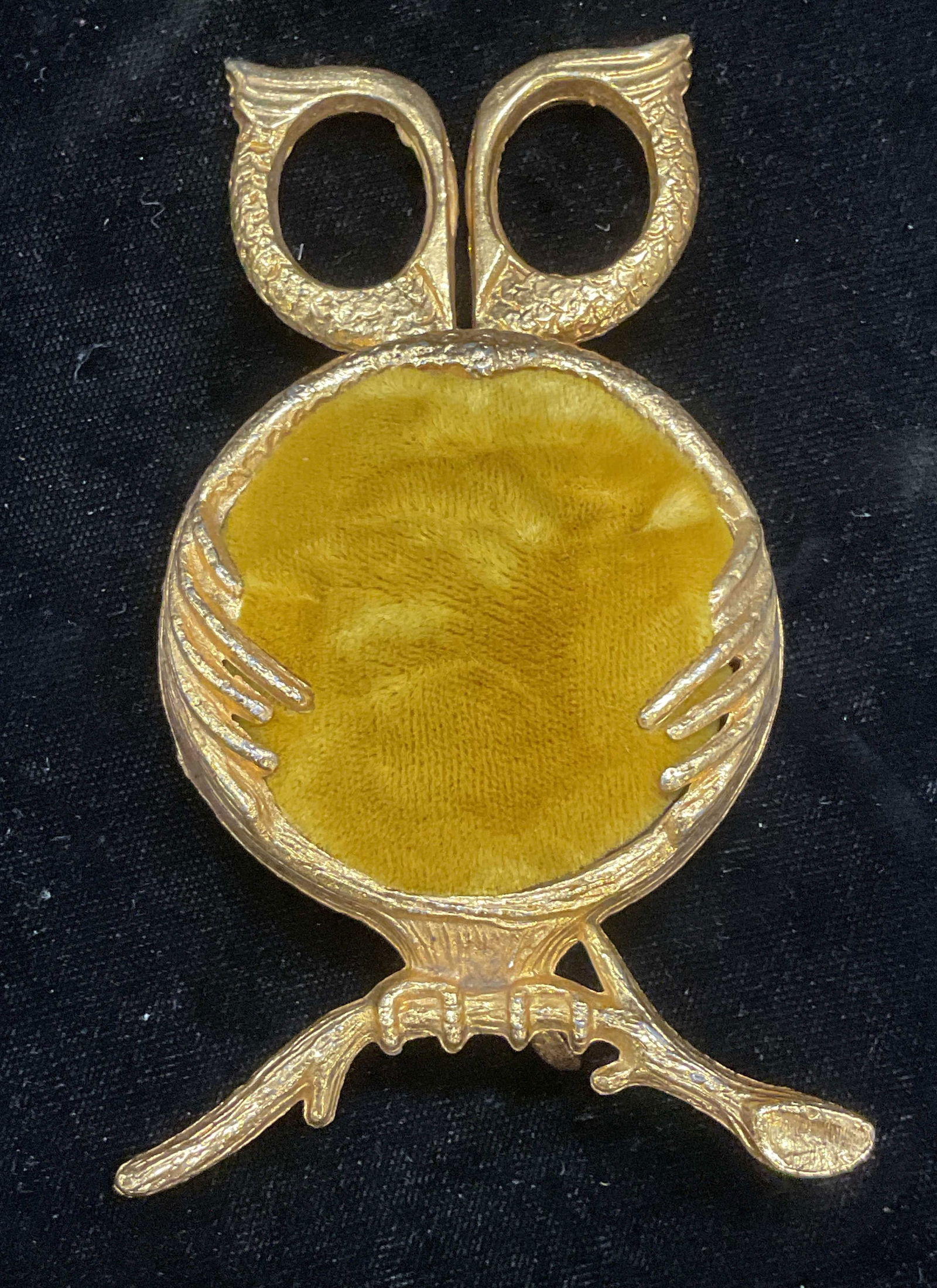 Vtg Gold Tn Owl Pin Cushion & Scissors (1 of 6)