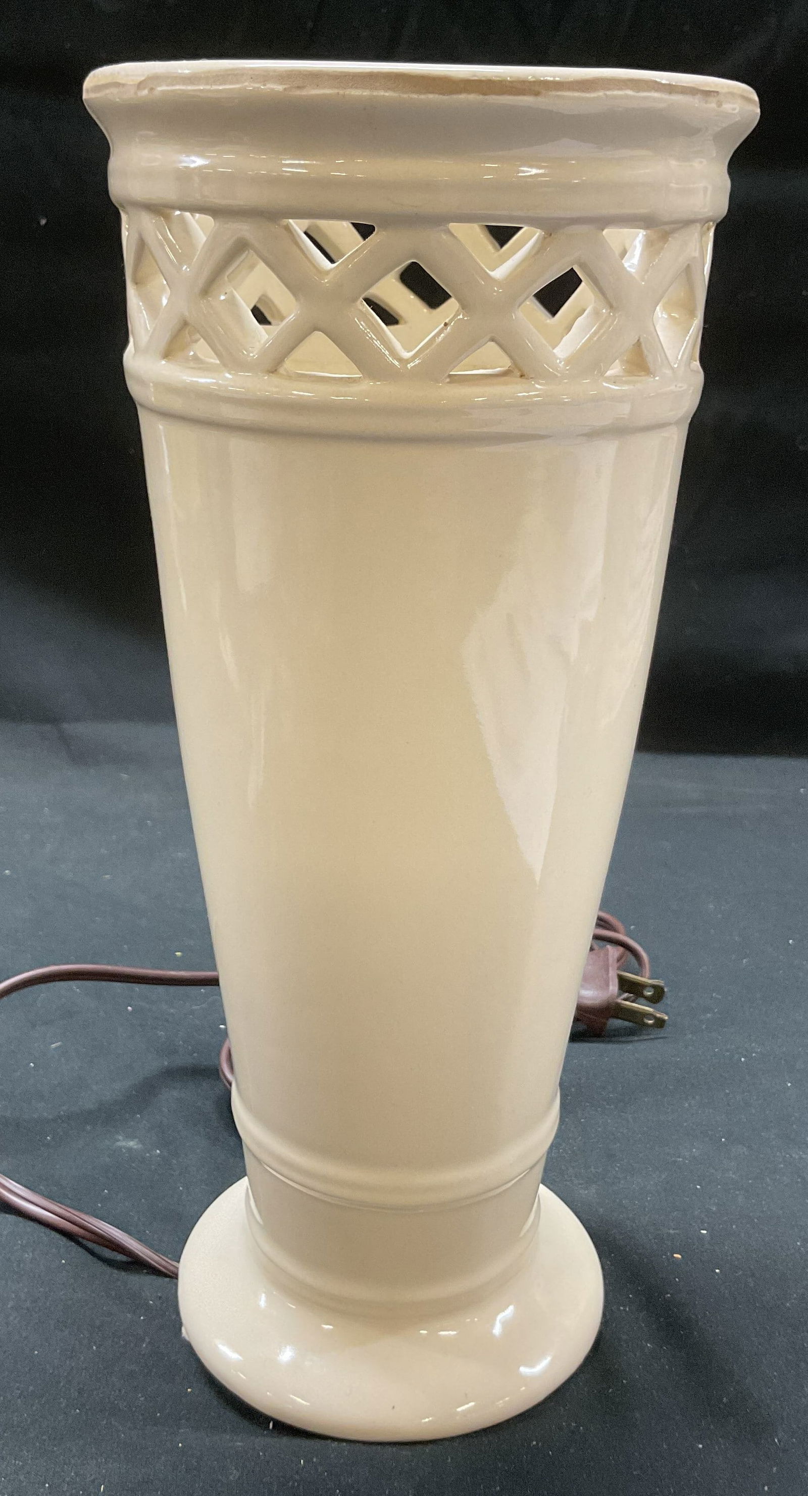 Ceramic Cream Decorative Lamp (1 of 6)