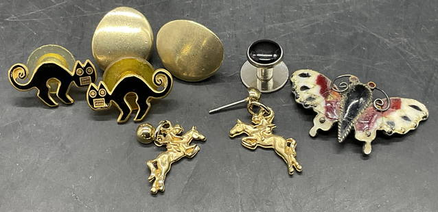 Lot 5 Vintage Jewelry & Jewelry Pieces, Brooch +: A lot consisting of jewelry pieces and whole jewelry. Includes enameled MMA 1985 cat earrings, CAROLEE gold tone metal earrings, an enameled butterfly brooch, and jewelry pieces. The Carolee earrings