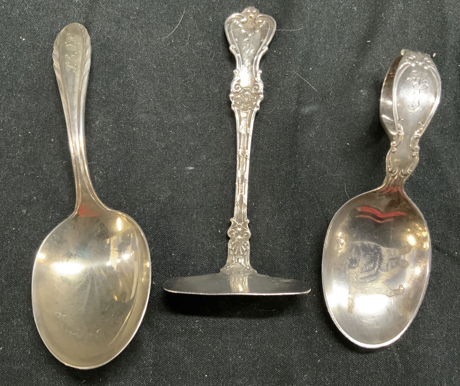 STERLING SILVER Spoons & Crumb Scraper: Lot includes 2 spoons inscribed STERLING (1 inscribed GORHAM). One spoon has curled handle and has etched image of kitten. One spoon monogrammed PEON & measures approx 4.5 inches long 1.25 inches wide
