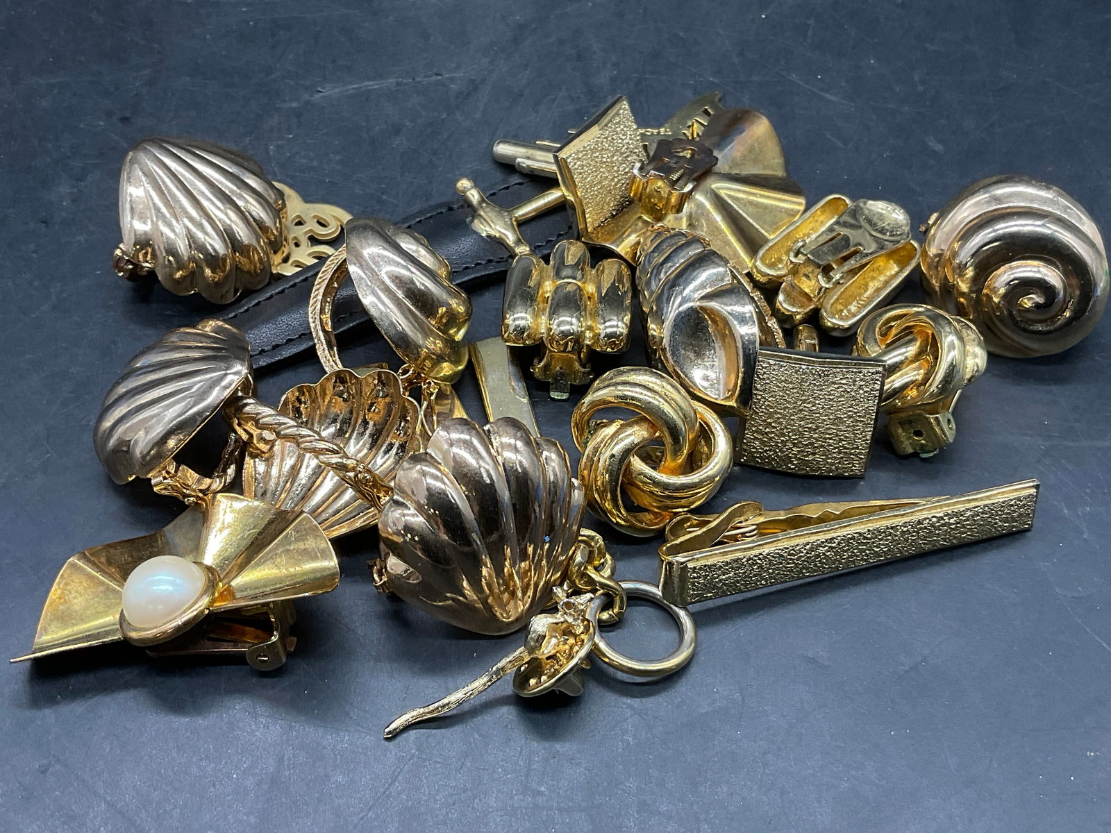 Grp Vintage Gold Tone Metal Jewelry Accessories (1 of 8)