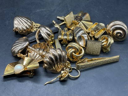 Grp Vintage Gold Tone Metal Jewelry Accessories: Group Lot of Vintage Gold Tone Metal Jewelry & Accessories. Includes a Swank tie clip, a Ballou mouse pin, earrings, and more. Swank tie clip measures approx. 2L x .25W in. Surface wear consistent wit