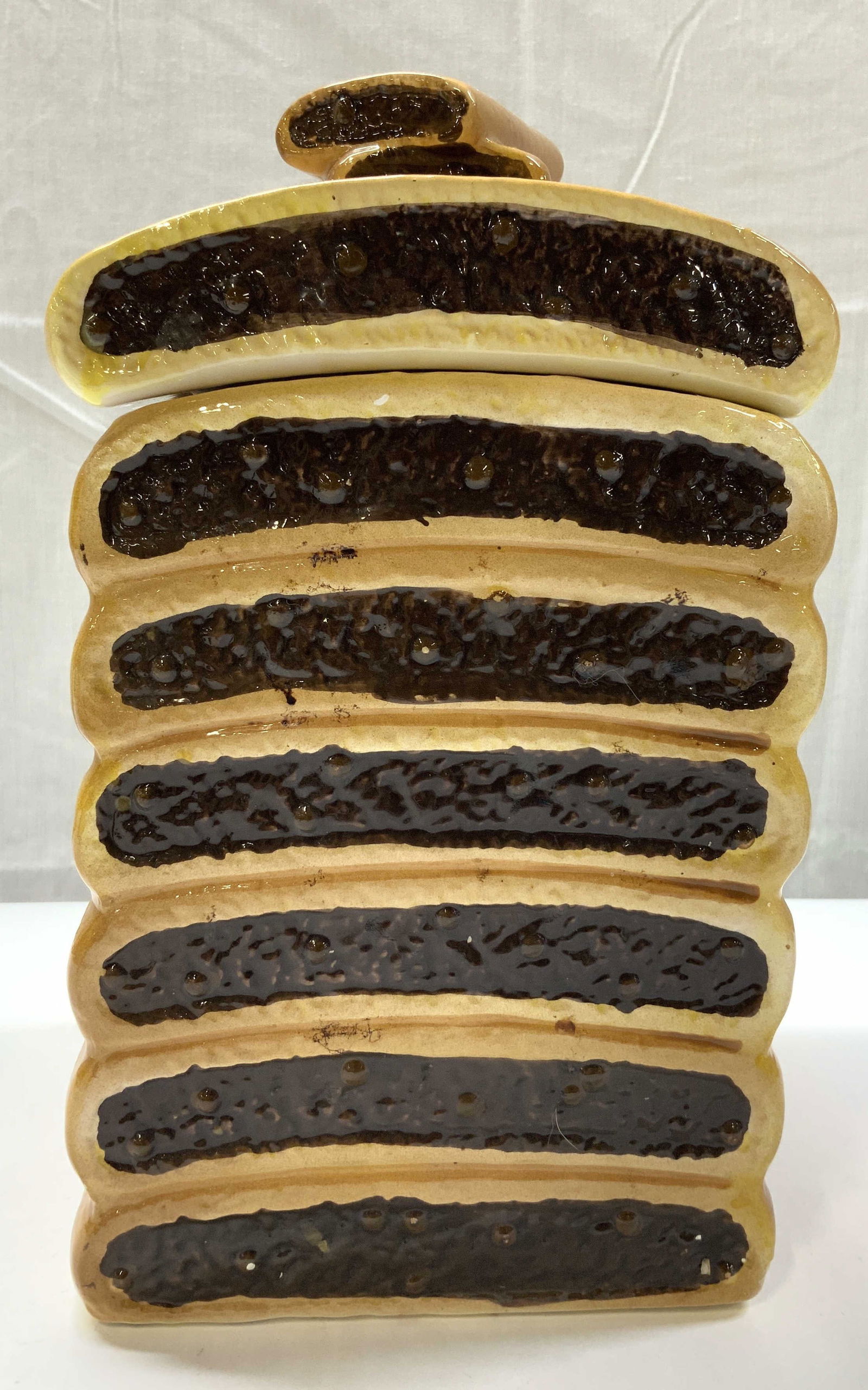 CARDINAL Fig Newtons Ceramic Cookie Jar: CARDINAL Fig Newtons Ceramic Cookie Jar Ceramic cookie jar depicting a stack of Fig newtons. Tan exterior with a dark textured filling. Underside is signed & marked. Reads CARDINAL. Surface wear consi