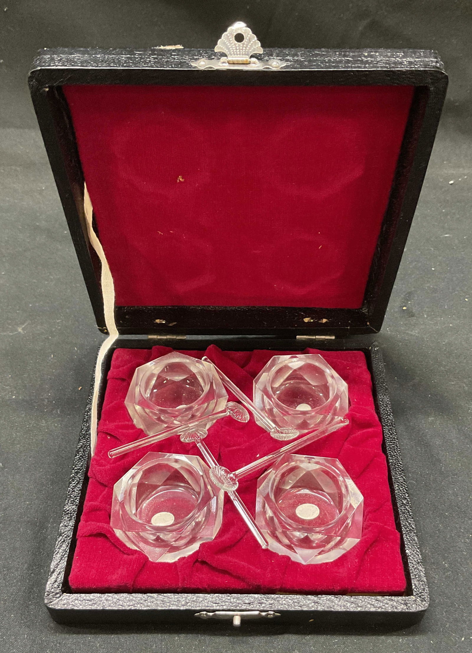 Vtg Set 4 Hand Cut Crystal Salt Cellars Japan: Vintage set 4 hand cut crystal salt cellars. Includes box and 4 spoons. Made in Japan. 1.75 x 1 inches. Some surface wear consistent with exposure. Salt cellars, vintage salt cellar, houseware, tablew