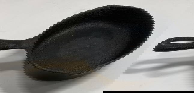 Vtg Wagner Ware Cast Iron Skillet USA: Vintage Wagner Ware cast iron skillet. Made in USA. Signed on underside. 10.5 x 7 inches. Residue, scratching, flaking observed. Vintage ware, kitchen ware, Wagner Ware, Wagner Ware cast icon, cast ir