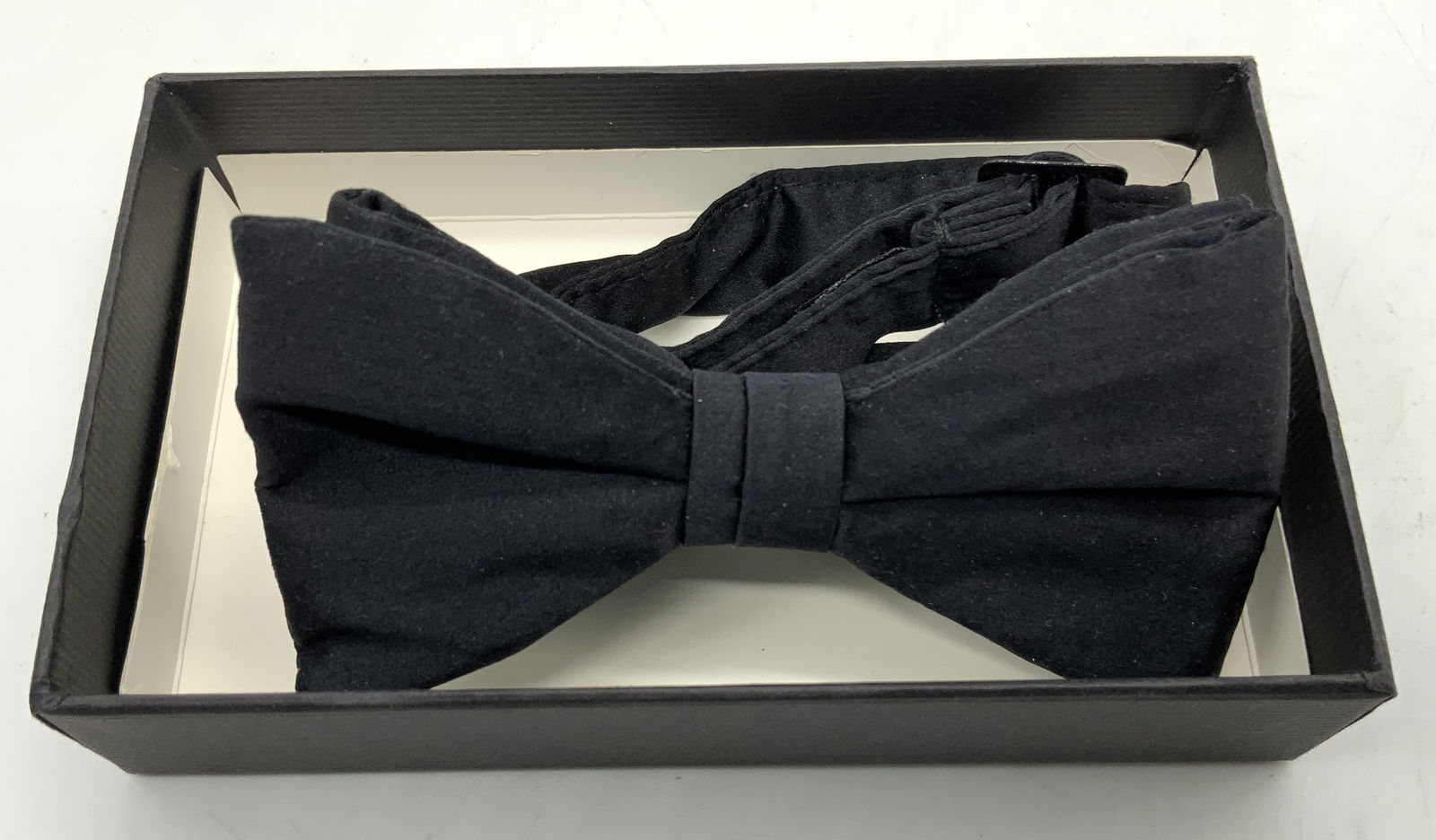 PRONTO UOMO Black Silk Tie NIB: PRONTO UOMO Black Silk Tie NIB Black tie that is 100%silk. TIE IS NEW IN BOX. Box reads EST 1971. Surface wear consistent to age, use & exposure. Measurements of box: length 5.5in x width 3.5in. Black