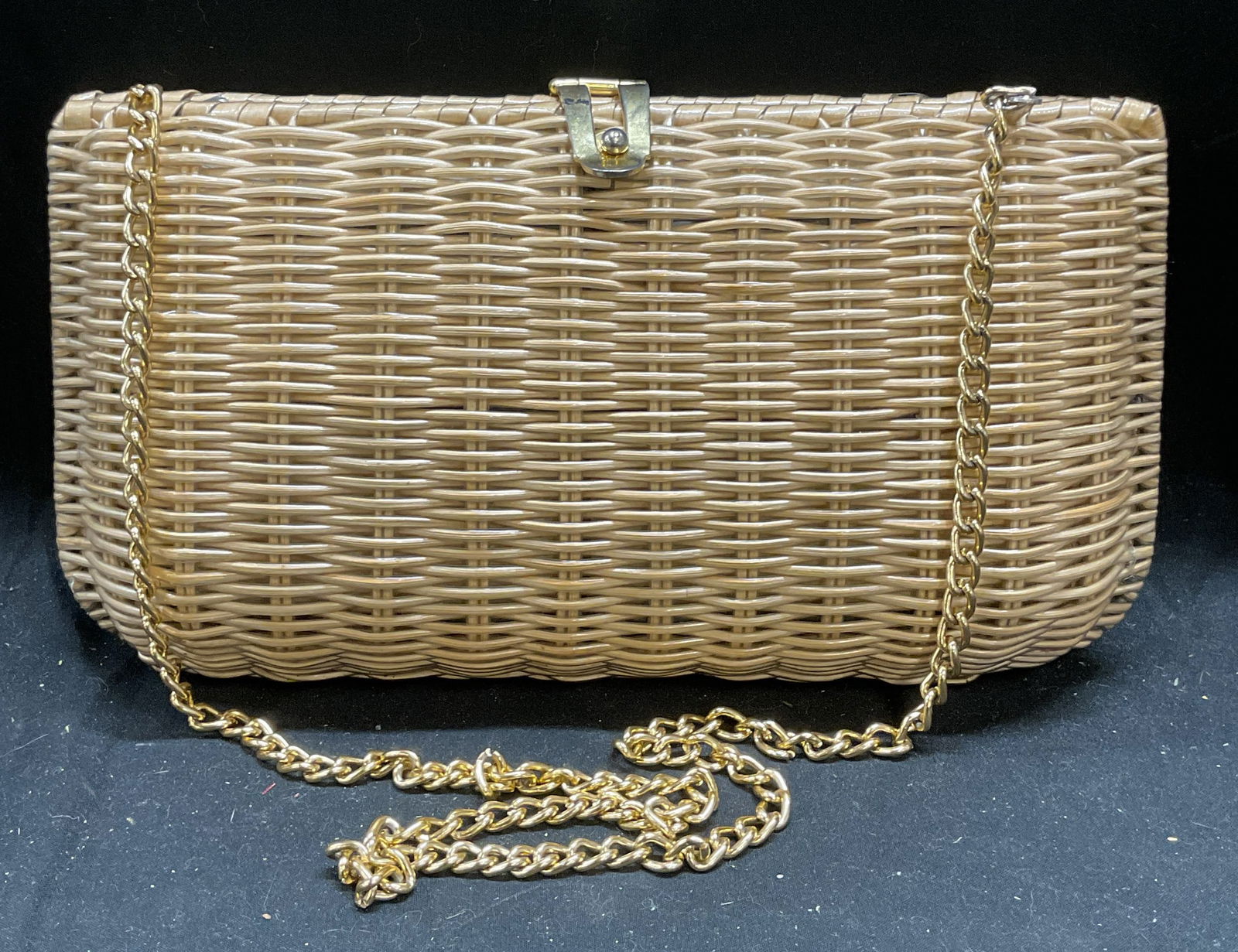 Vtg Collect-Ables Woven Wicker Handbag: Vintage Collect-Ables woven wicker handbag. Natural wood tone. Signed on label. Measures approx 10 x 5 inches. Some wear consistent with exposure. Collect-Ables, collect-Ables handbag, designer handba