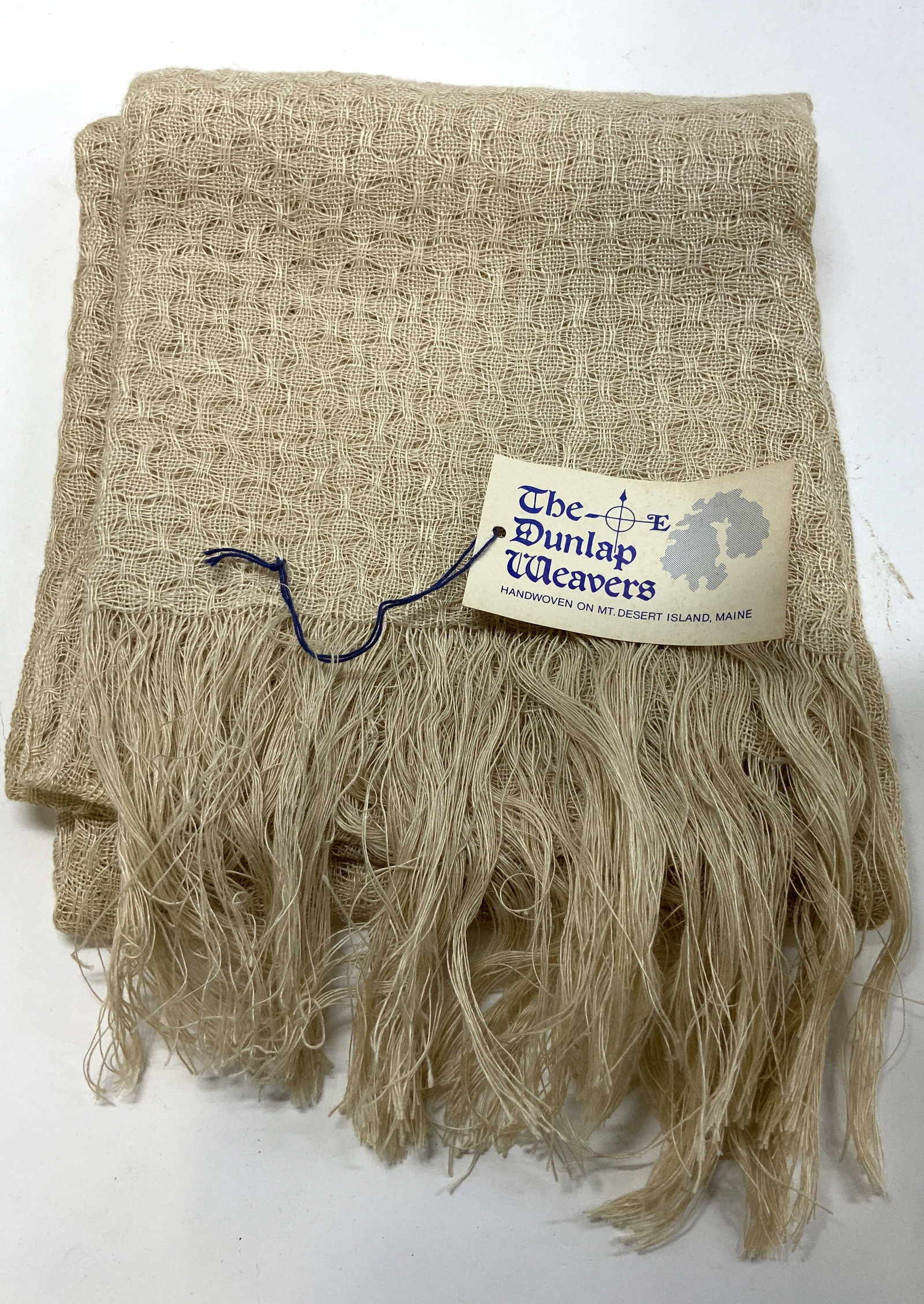 Dunlap Weavers Handwoven Linen Scarf MAINE NWT: Dunlap Weavers Handwoven Linen Scarf MAINE NWT Handwoven on MT. DESERT ISLAND, MAINE. Pure natural fibers & handwoven by Julie. 100% linen & comes NEW W TAGS. Signed & marked. Surface wear consistent 