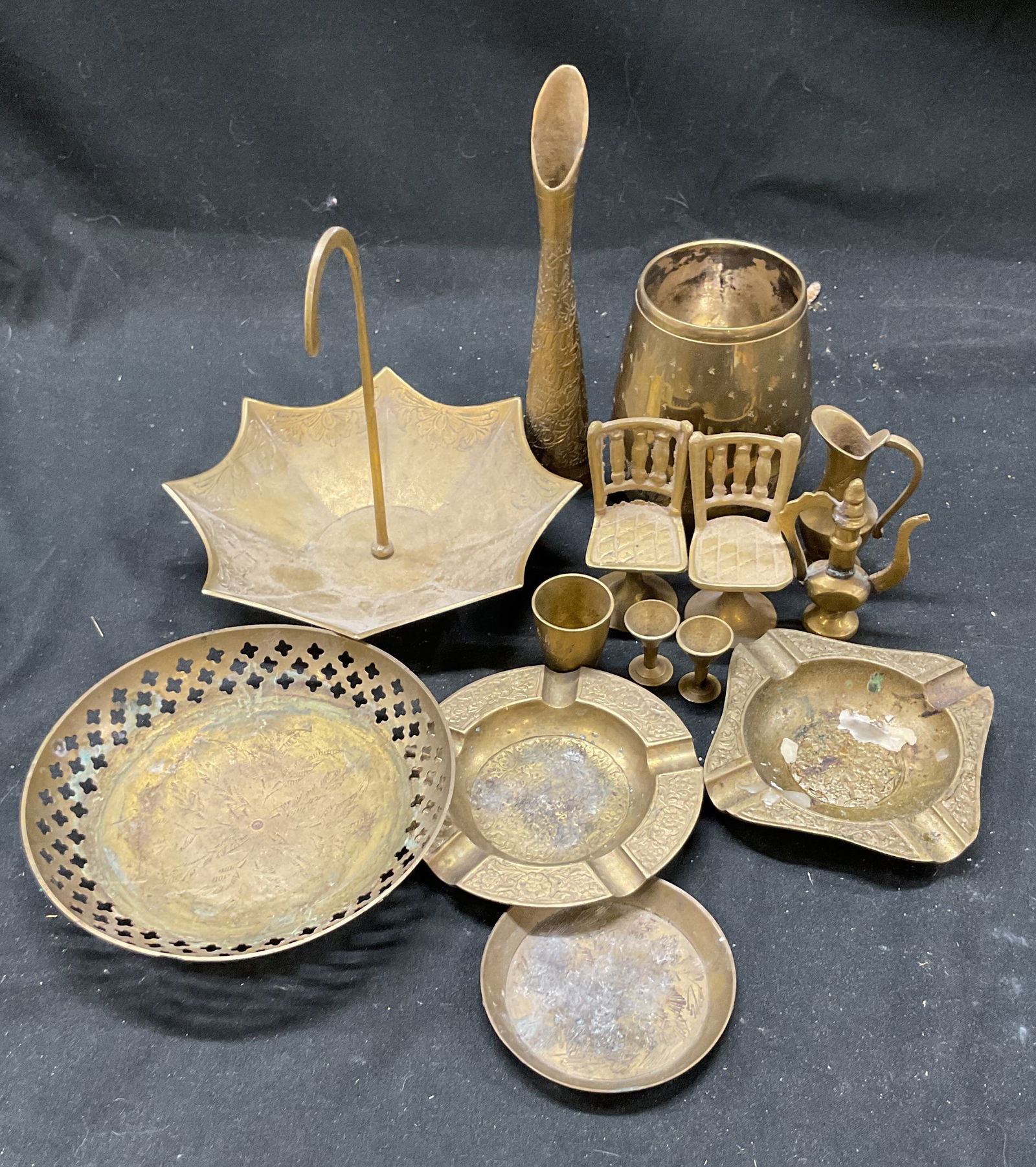 Lot 14 Brass Doll House Accessories Ashtrays (1 of 10)