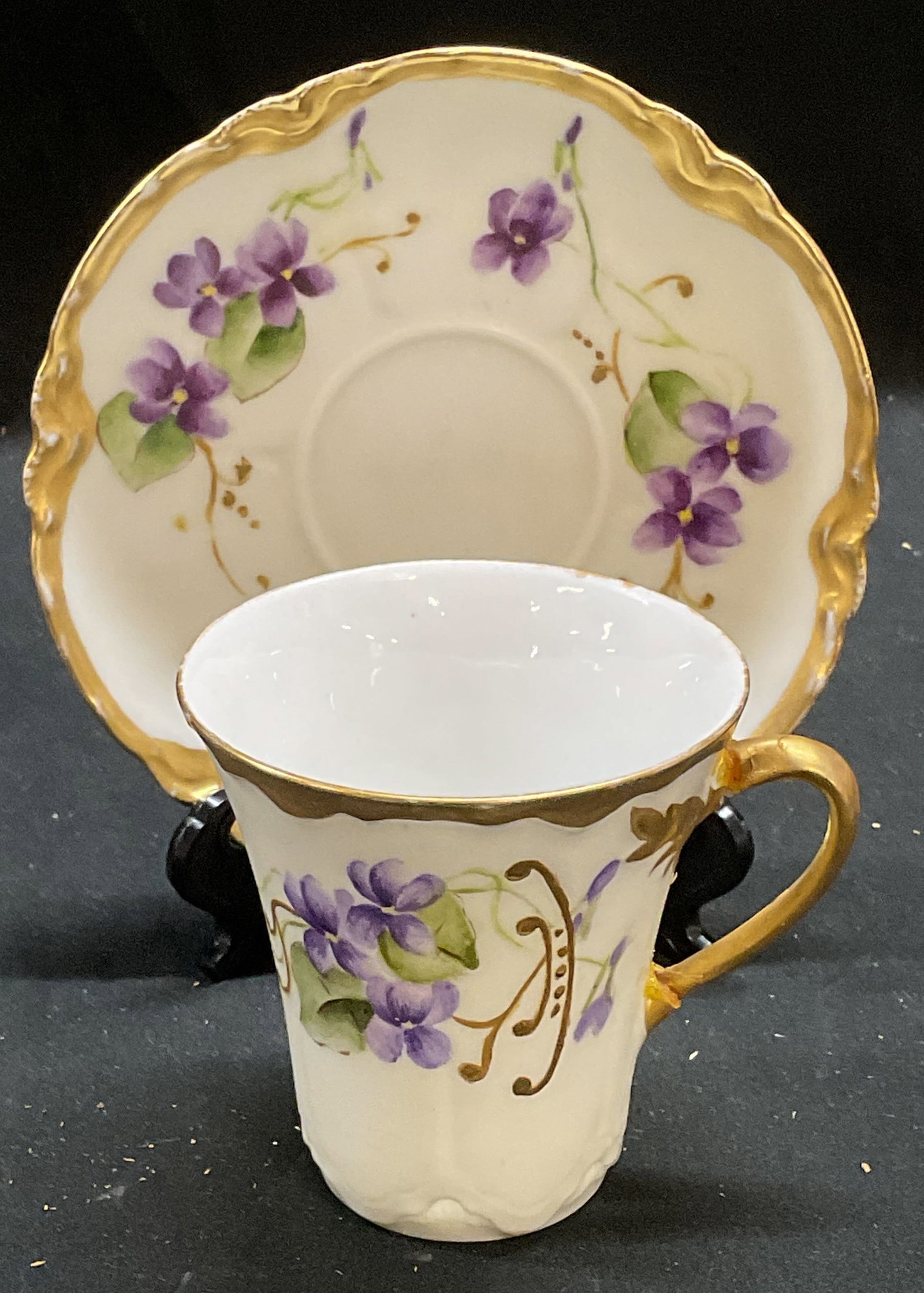 Vtg HAVILAND France Porcelain Teacup & Saucer: Vintage HAVILAND porcelain teacup and saucer. Hand painted floral motif and gilt decoration. Signed. Made in France. Saucer measures approx 5 inches wide. Teacup approx 2.75 x 3 inches. Some wear incl