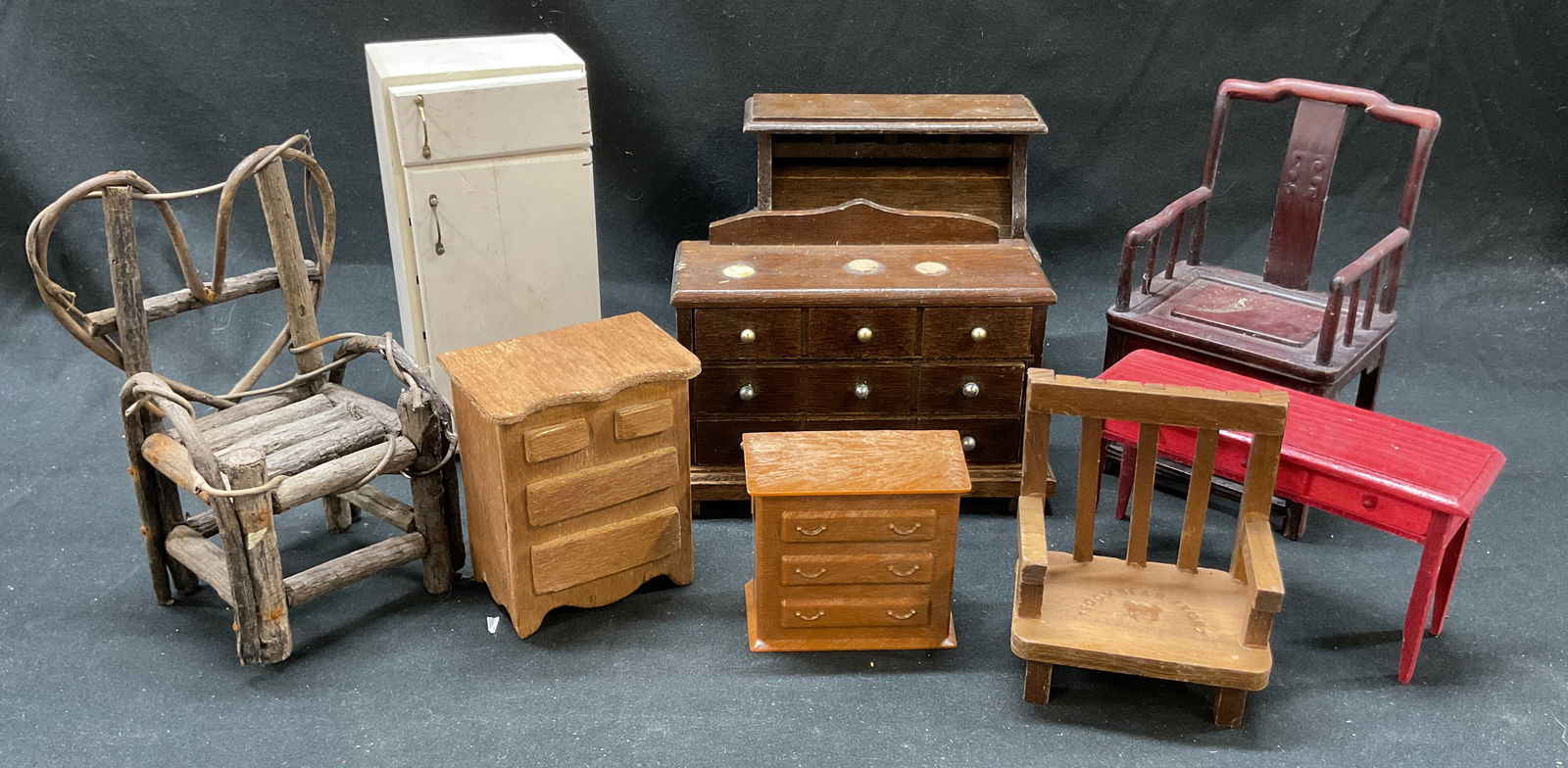 Lot 9 Teddy Bear Story Greenbrier Wood Furniture (1 of 9)