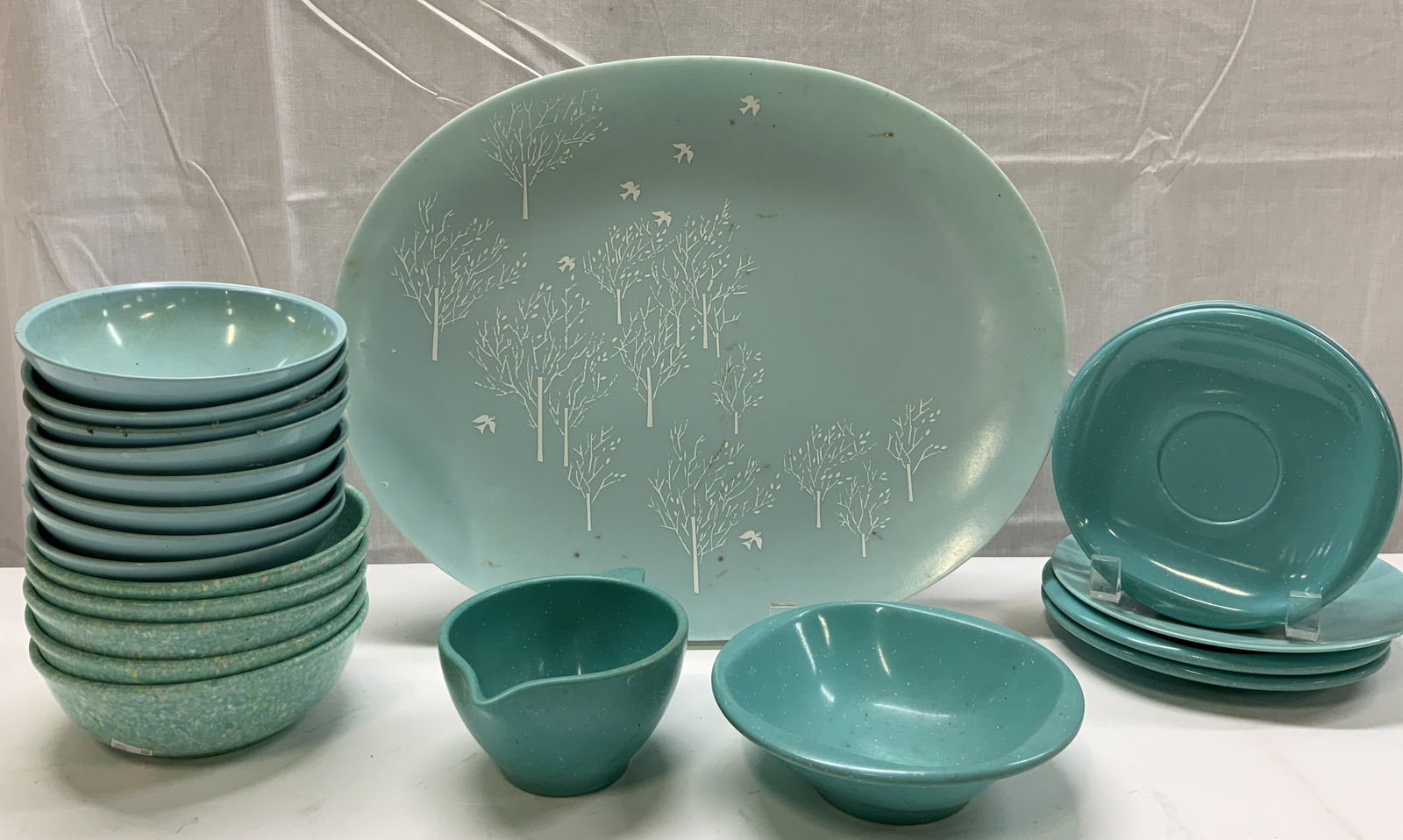 Lot Vntg Bootonware, TexasWare USA+ Platter&Bowls: Group Lot Vntg Bootonware, TexasWare Platter&Bowls Light blue Bootonware, Texasware & Boonton kitchenware. 1 Lucent Melmac melamine platter, has a white tree and bird pattern. 9 Bootonware small bowls