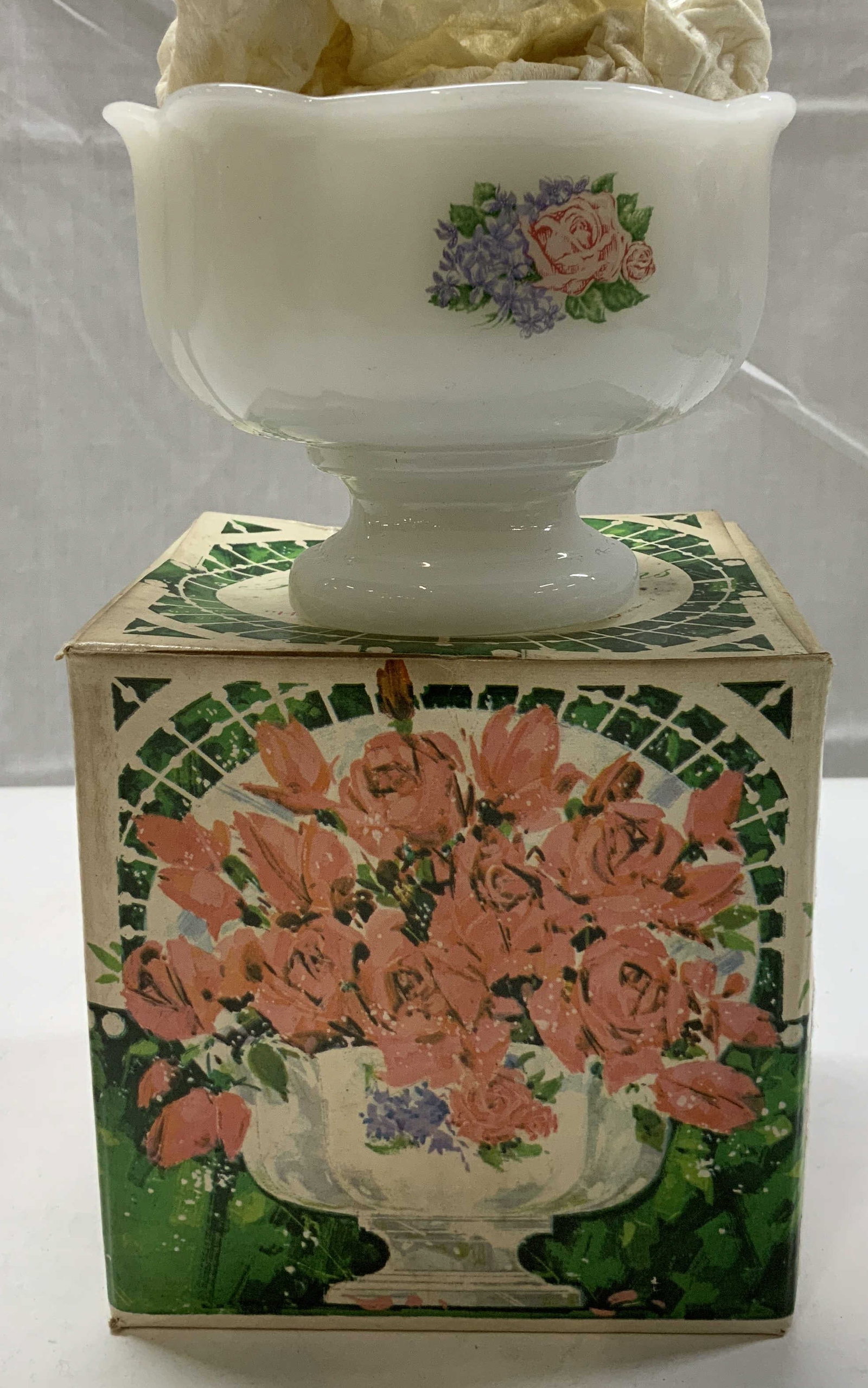 AVON Hostess Blossoms Flwr Arranger Soap Dish W Bx: AVON Hostess Blossoms Flower Arranger Soap Dish Flower arranger soap dish & fragranced soap. Comes BRAND NEW IN BOX. Soap dish is made out of glass. Has a floral design on the front of soap dish. Sign